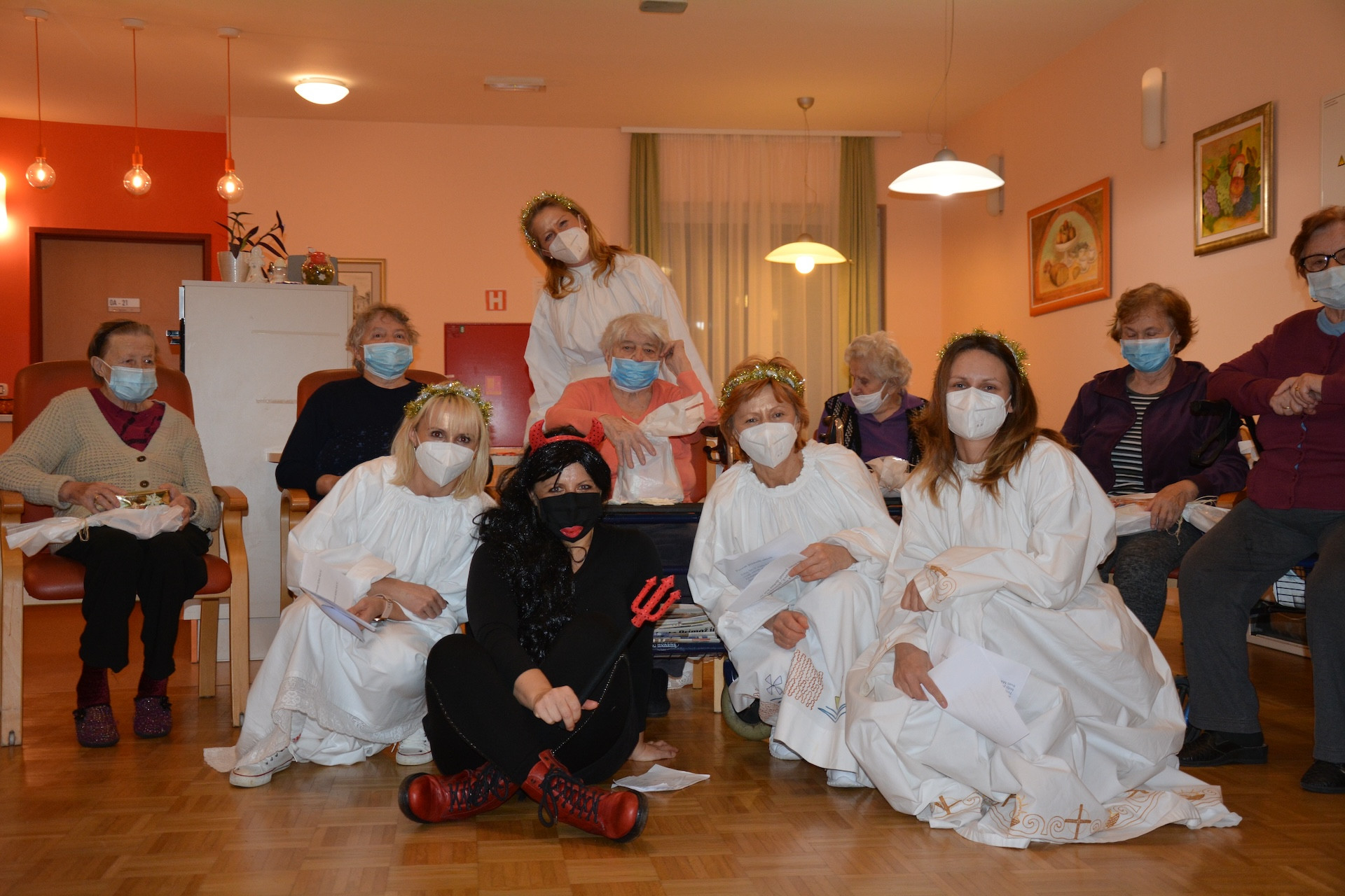 Obisk Miklavža, angelov in parklja