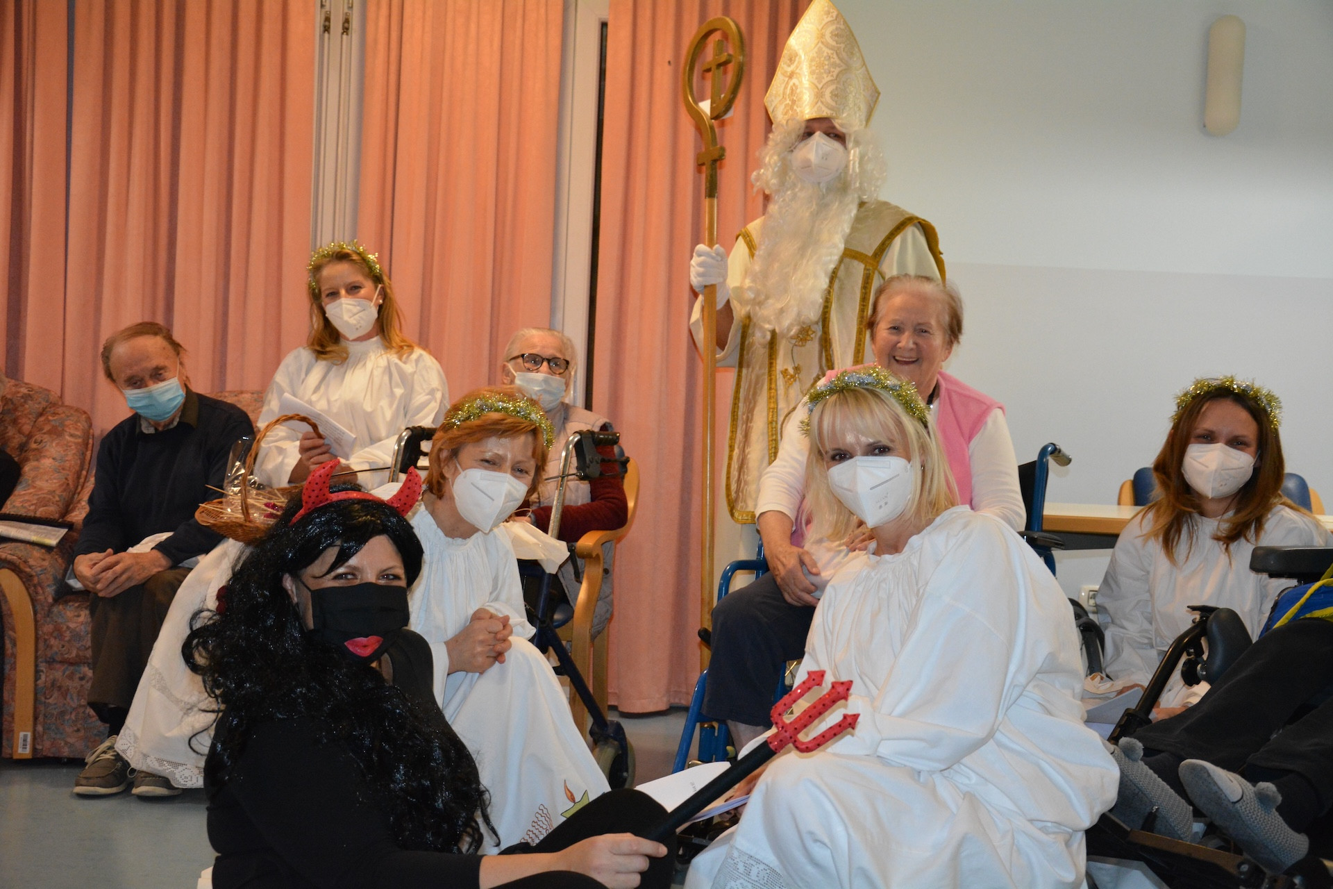 Obisk Miklavža, angelov in parklja