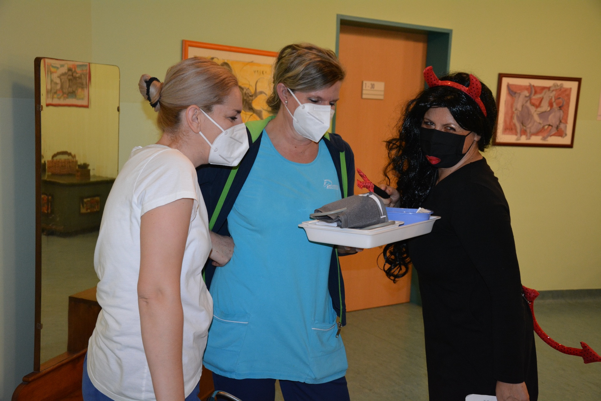 Obisk Miklavža, angelov in parklja