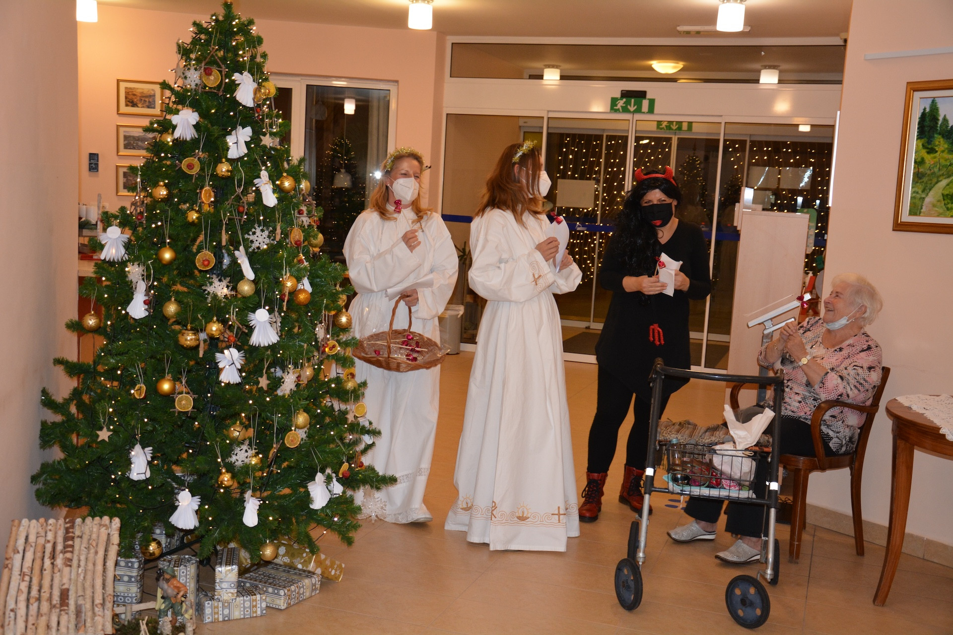 Obisk Miklavža, angelov in parklja