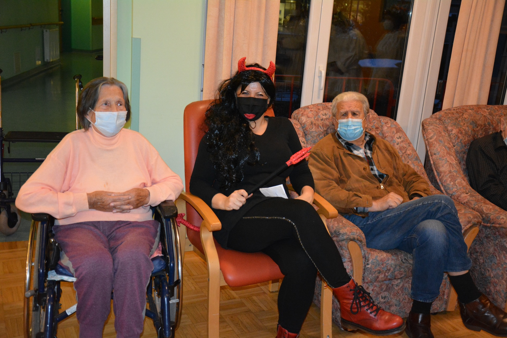 Obisk Miklavža, angelov in parklja