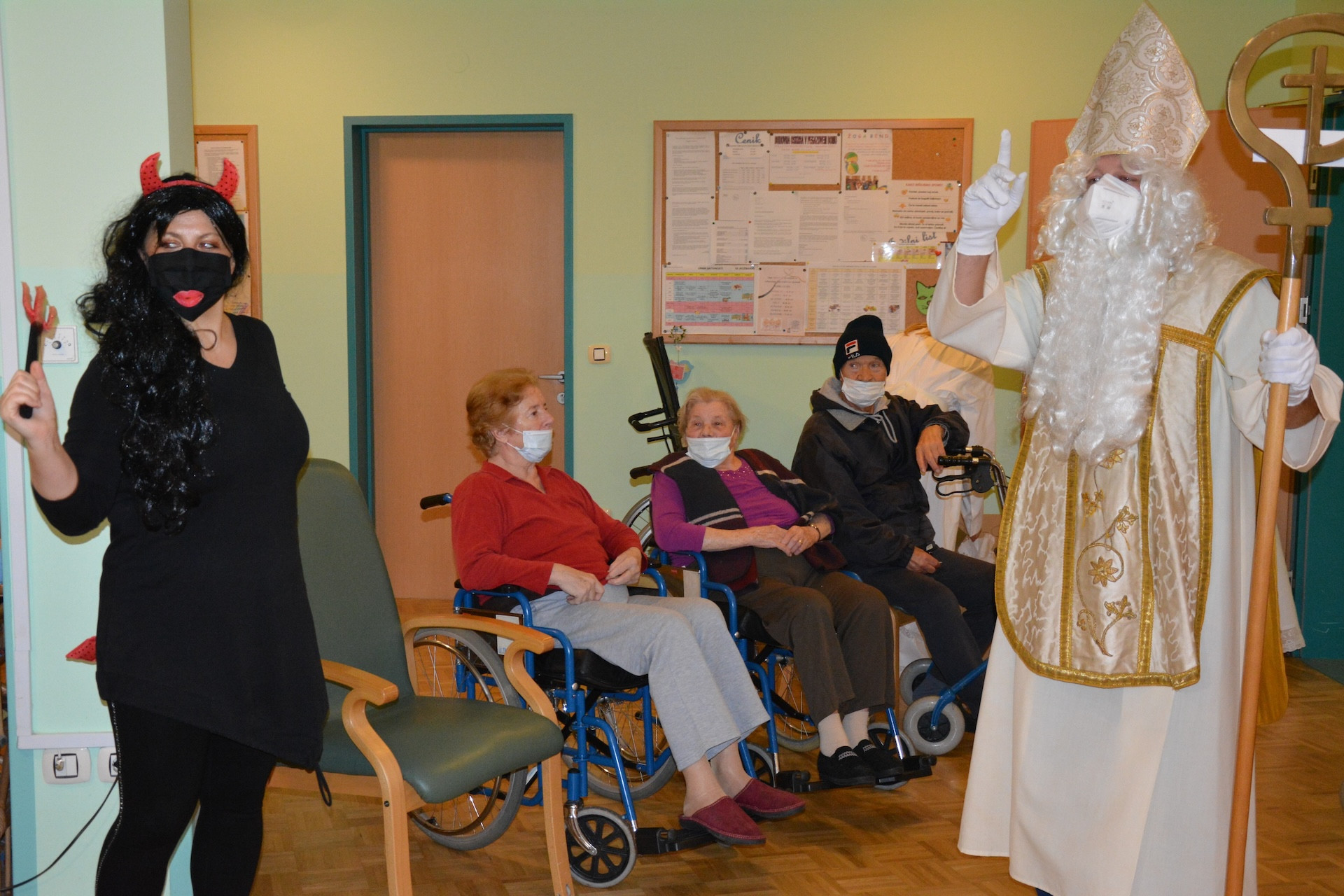 Obisk Miklavža, angelov in parklja