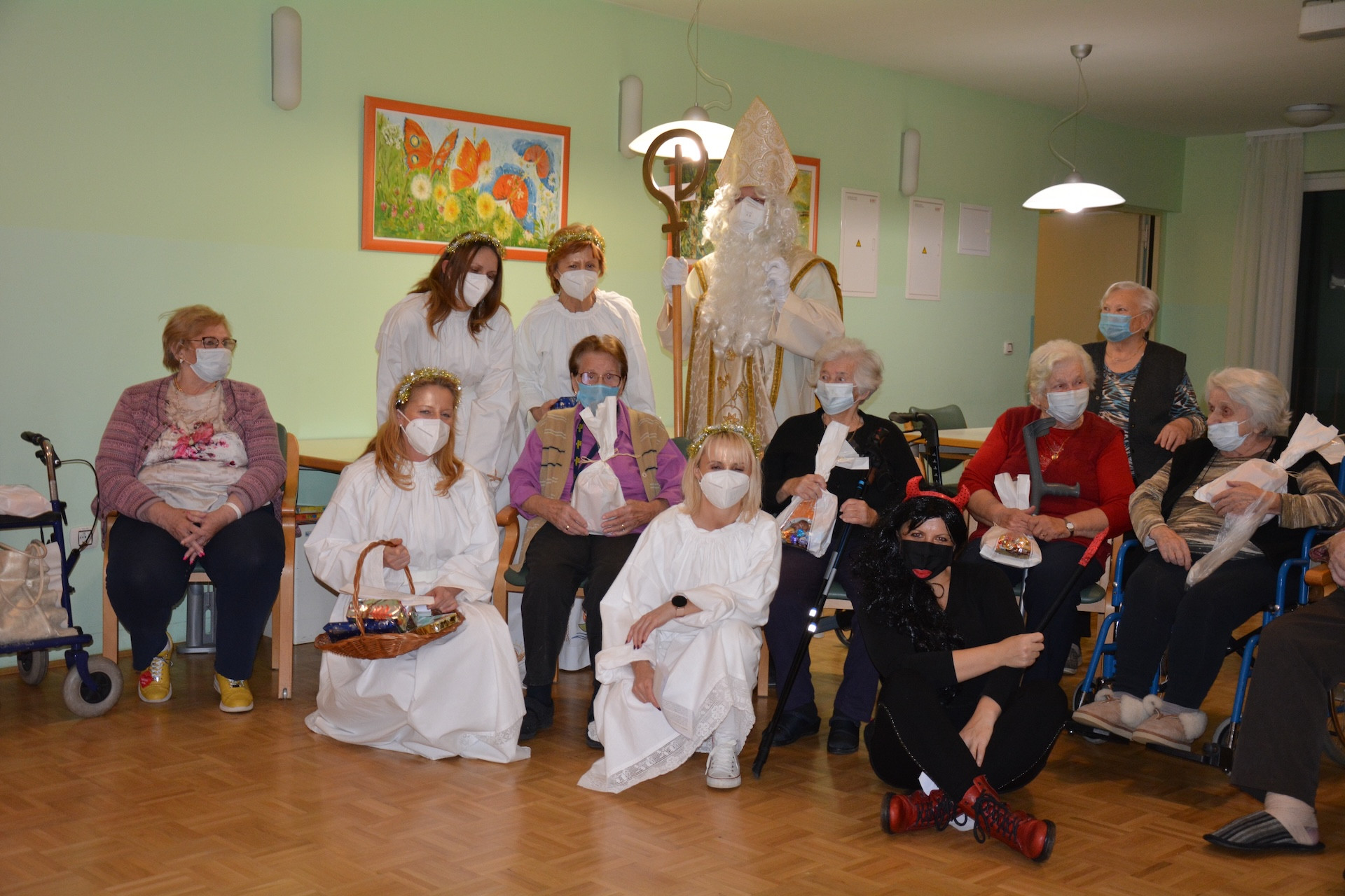 Obisk Miklavža, angelov in parklja