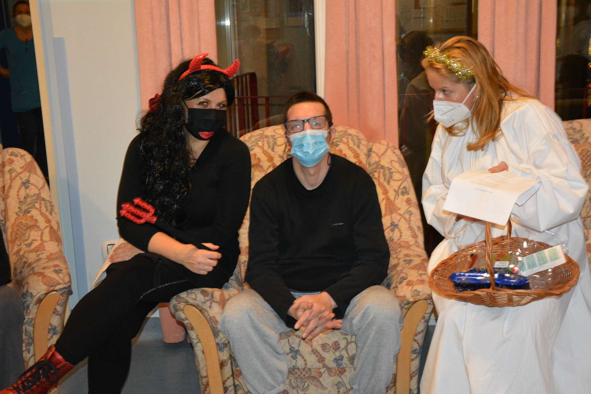 Obisk Miklavža, angelov in parklja