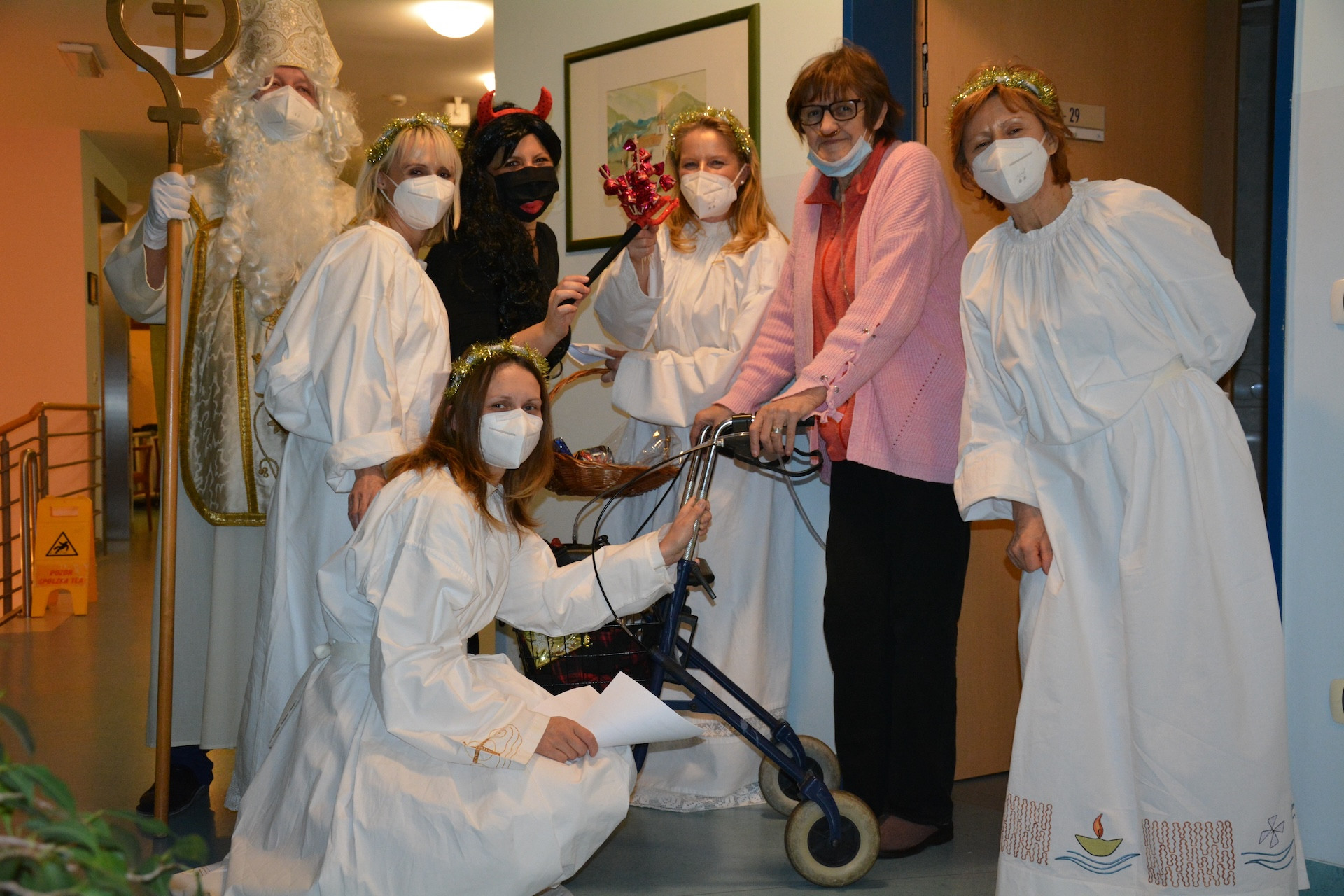 Obisk Miklavža, angelov in parklja