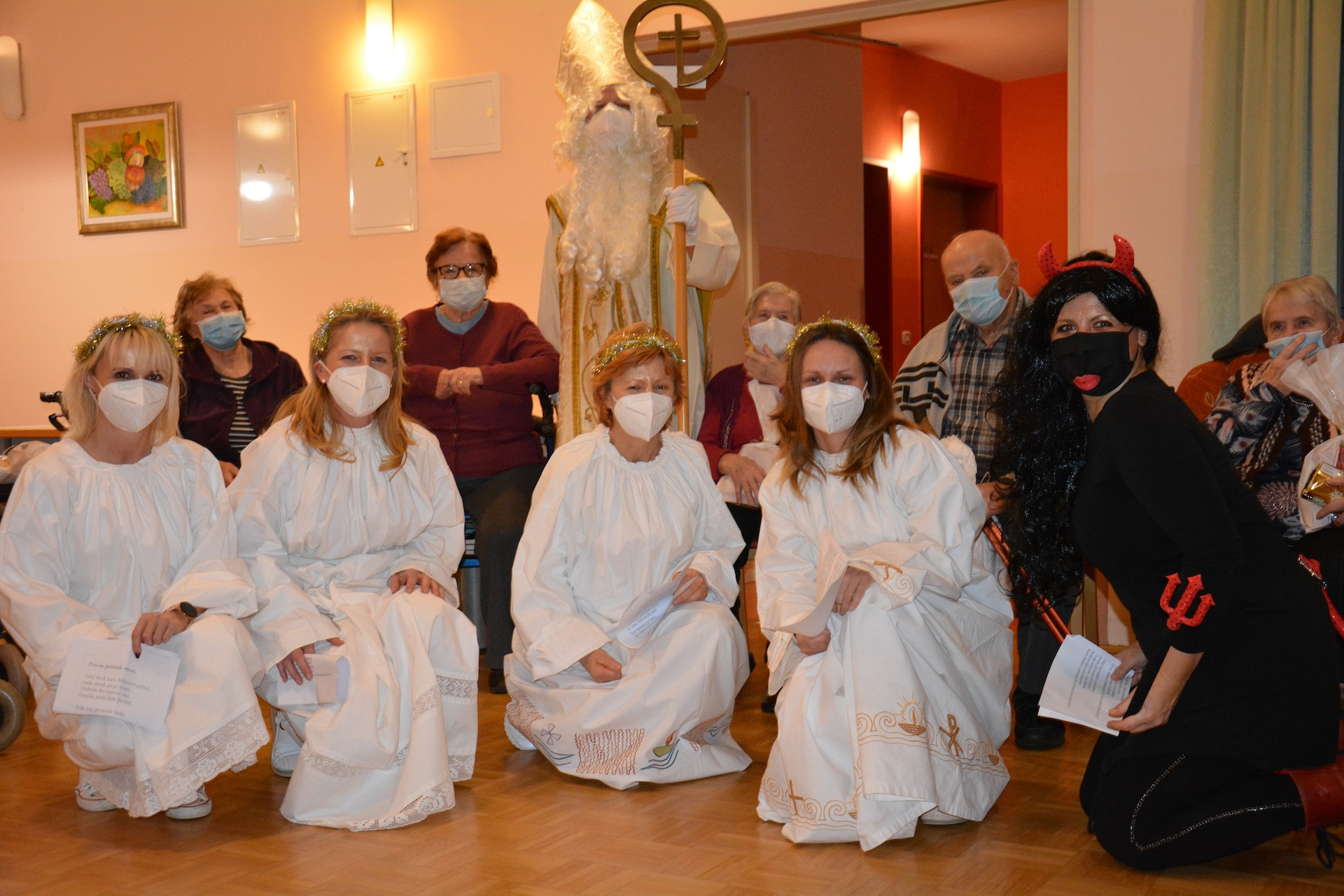 Obisk Miklavža, angelov in parklja