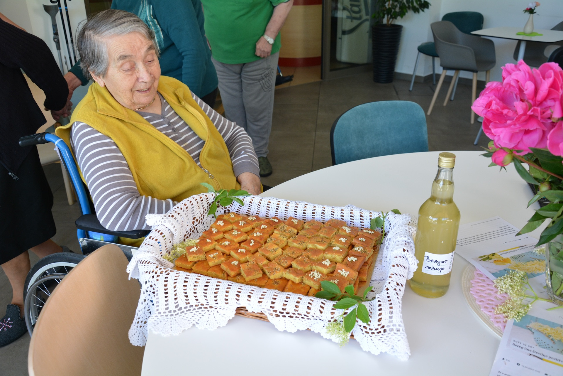 Odprta kuhinja z bezgom