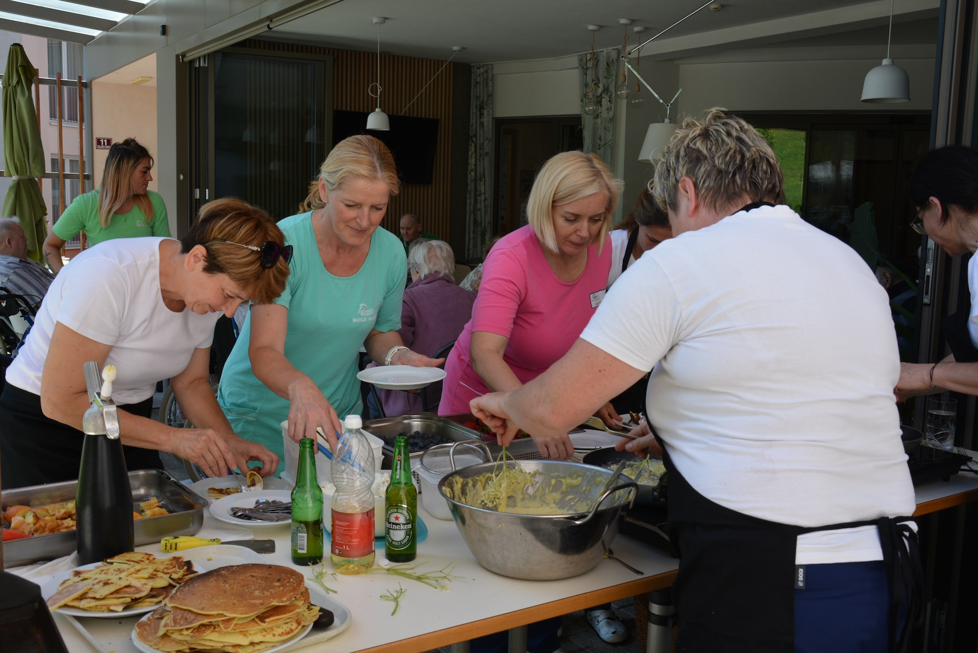 Odprta kuhinja z bezgom