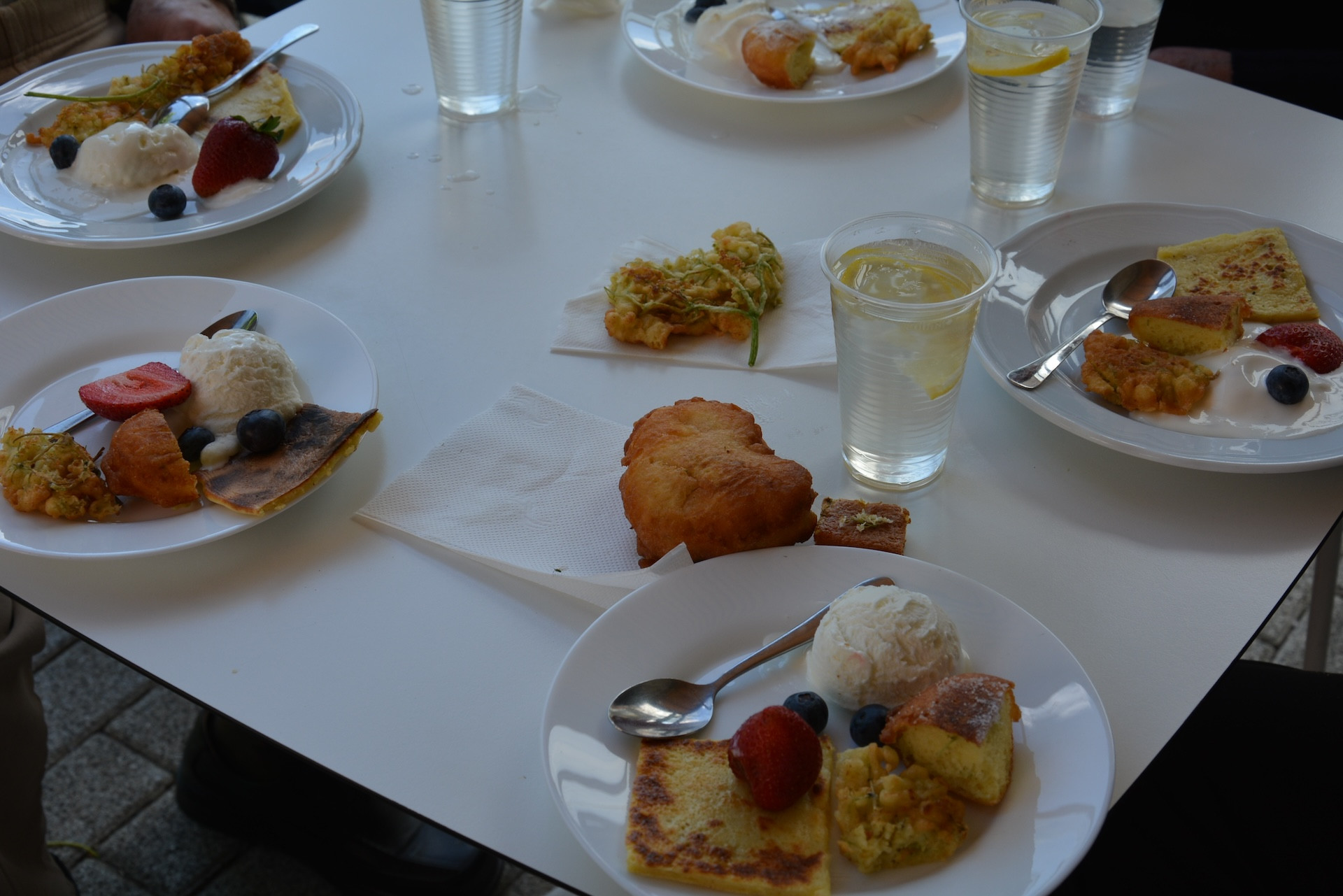 Odprta kuhinja z bezgom