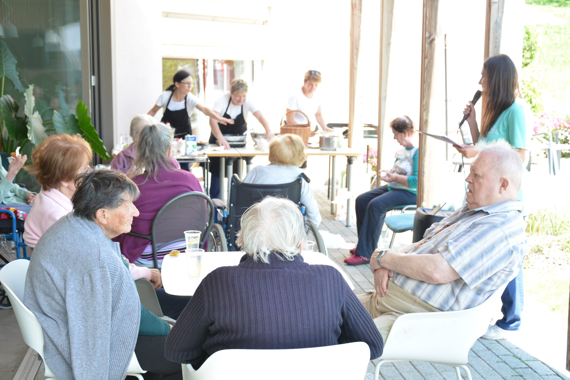 Odprta kuhinja z bezgom