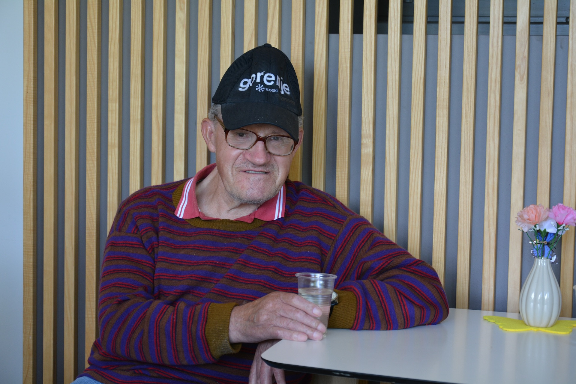 Odprta kuhinja z bezgom