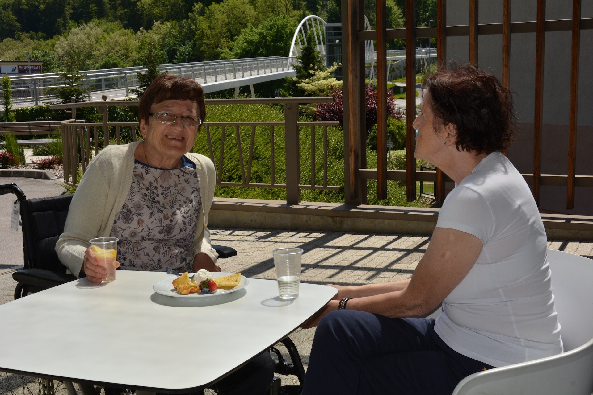 Odprta kuhinja z bezgom