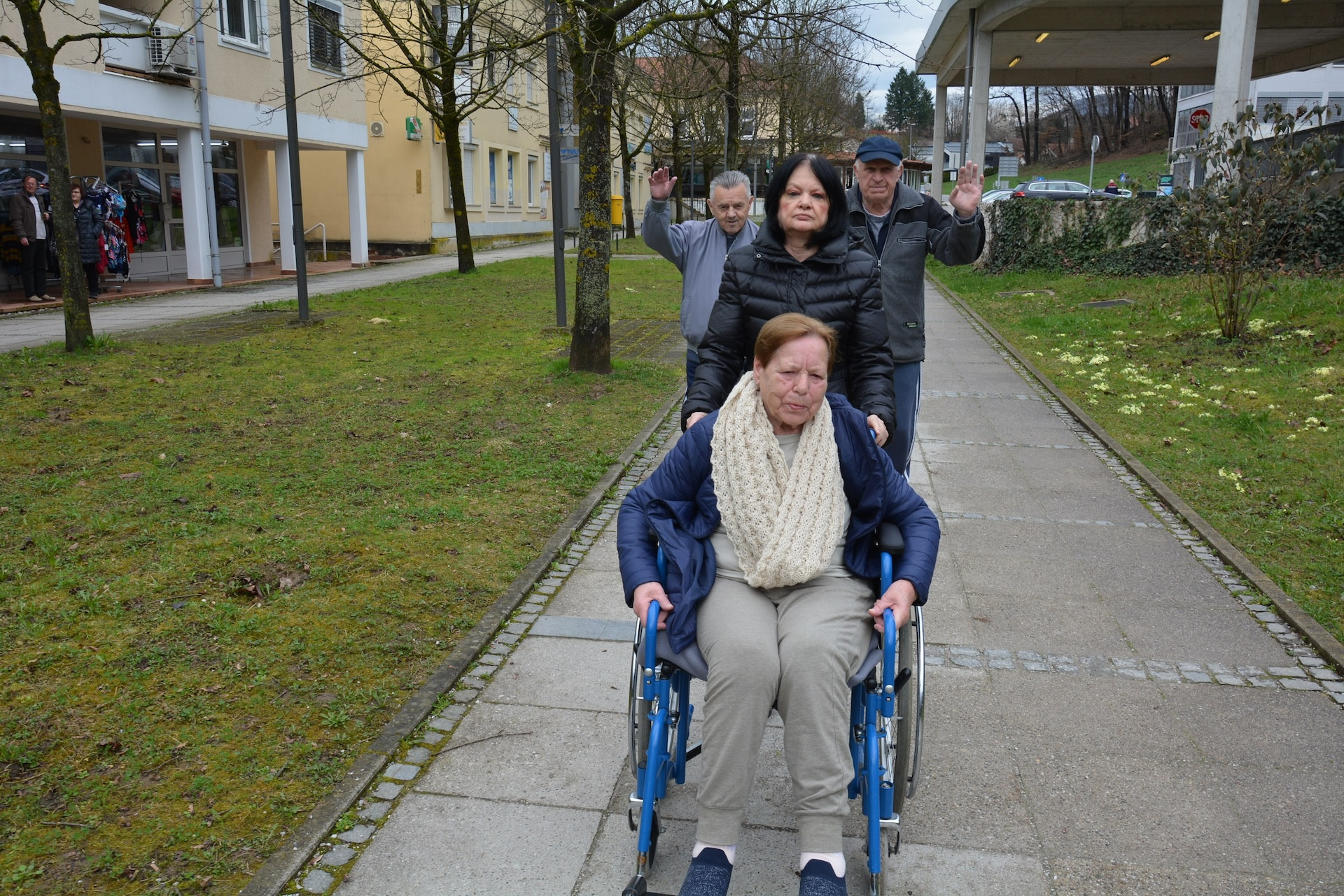 Ogled likovne razstave „Slišim, vidim, ustvarjam“