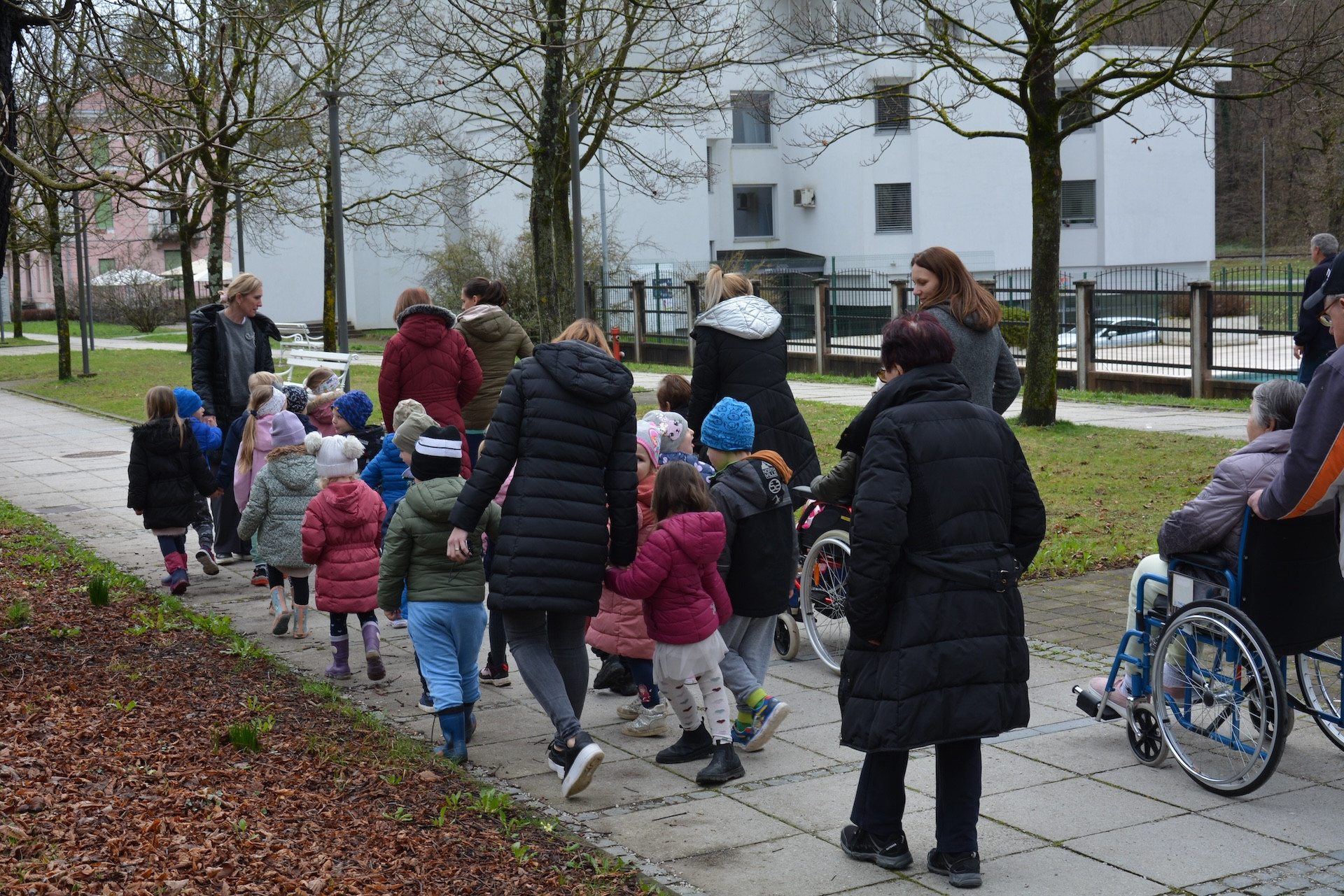 Ogled likovne razstave „Slišim, vidim, ustvarjam“