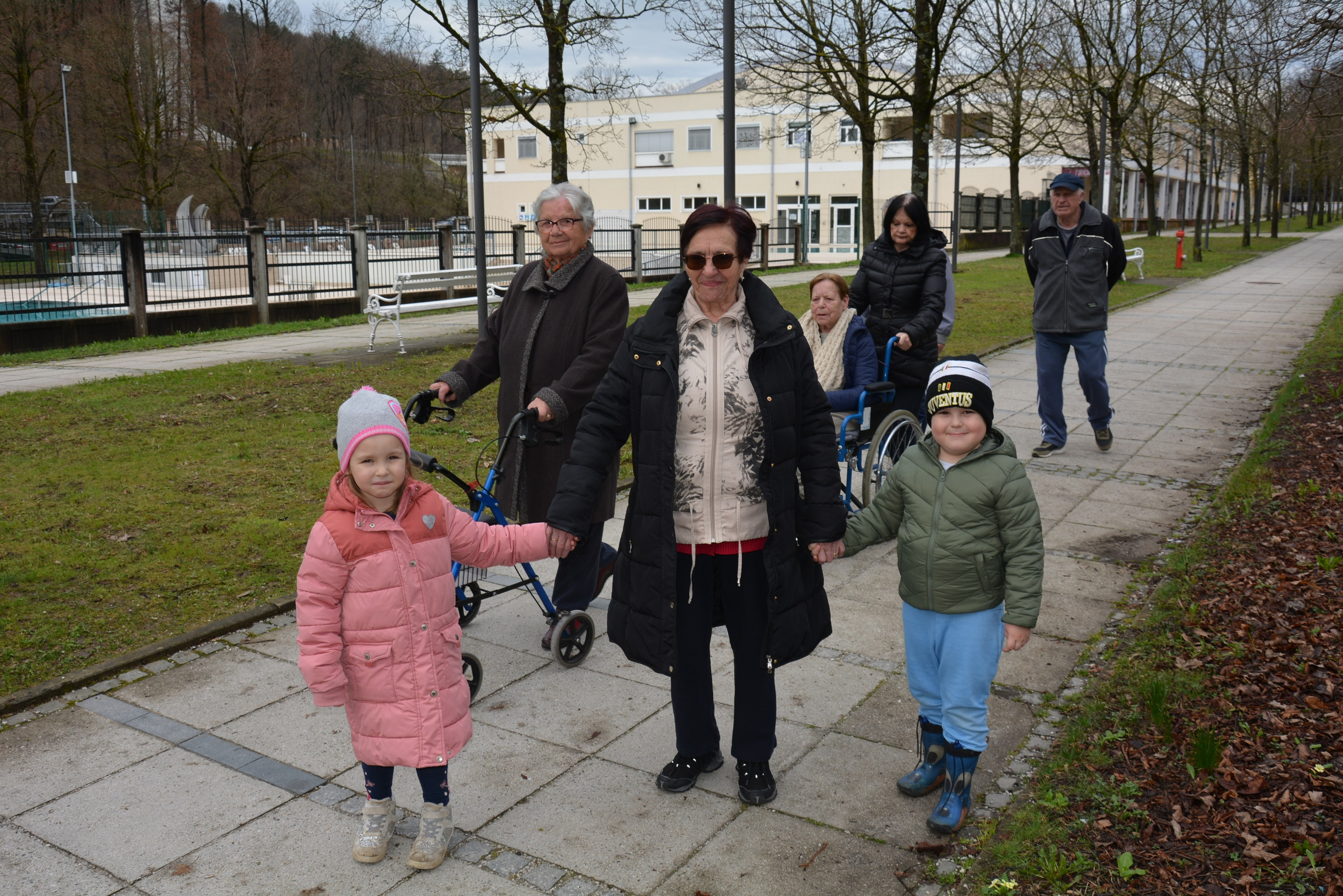 Ogled likovne razstave „Slišim, vidim, ustvarjam“