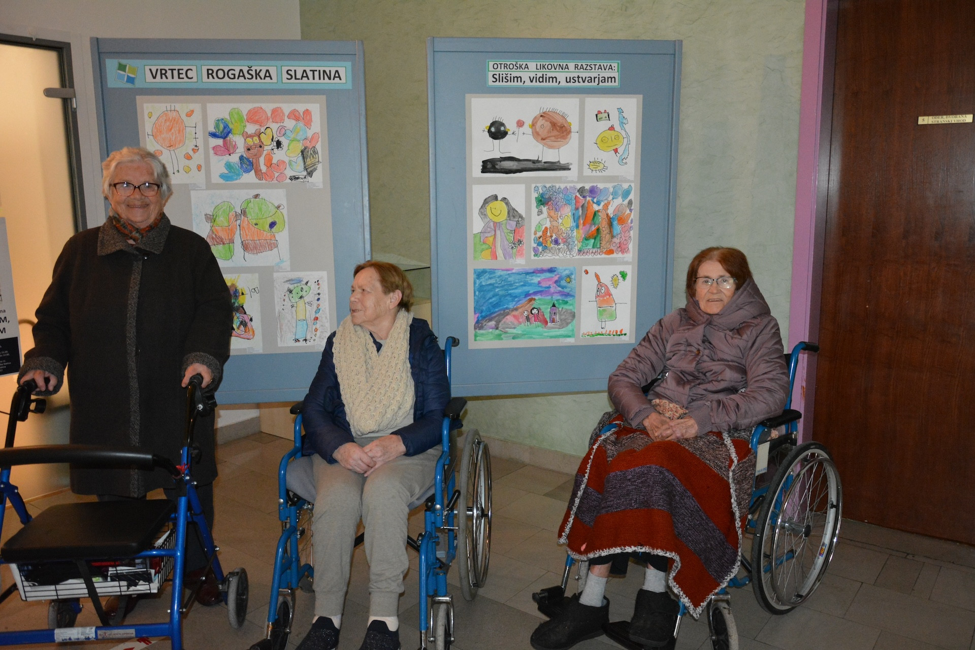 Ogled likovne razstave „Slišim, vidim, ustvarjam“