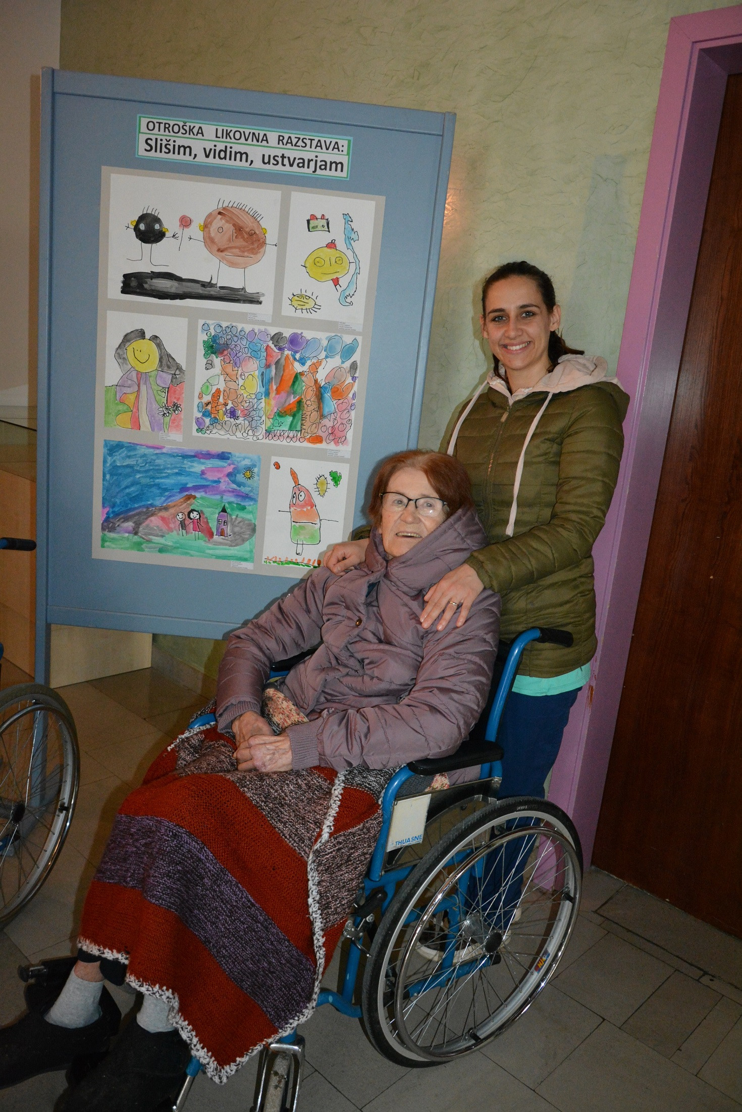 Ogled likovne razstave „Slišim, vidim, ustvarjam“