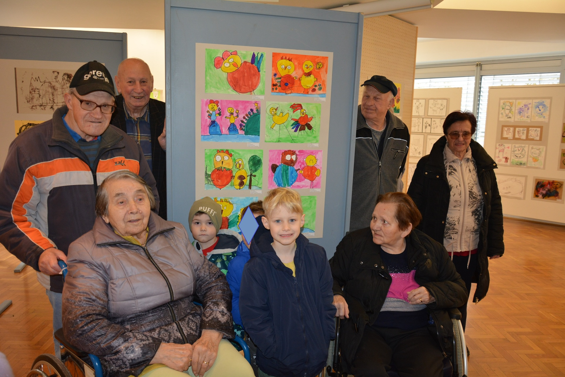 Ogled likovne razstave „Slišim, vidim, ustvarjam“