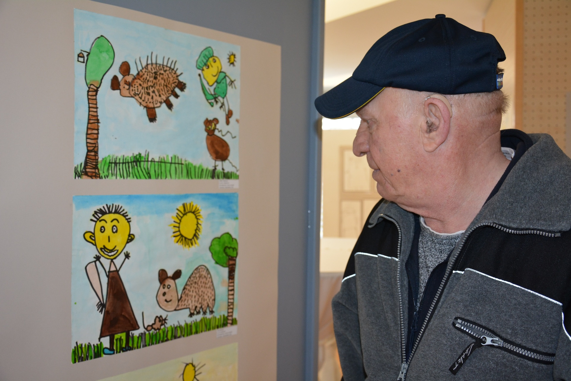 Ogled likovne razstave „Slišim, vidim, ustvarjam“