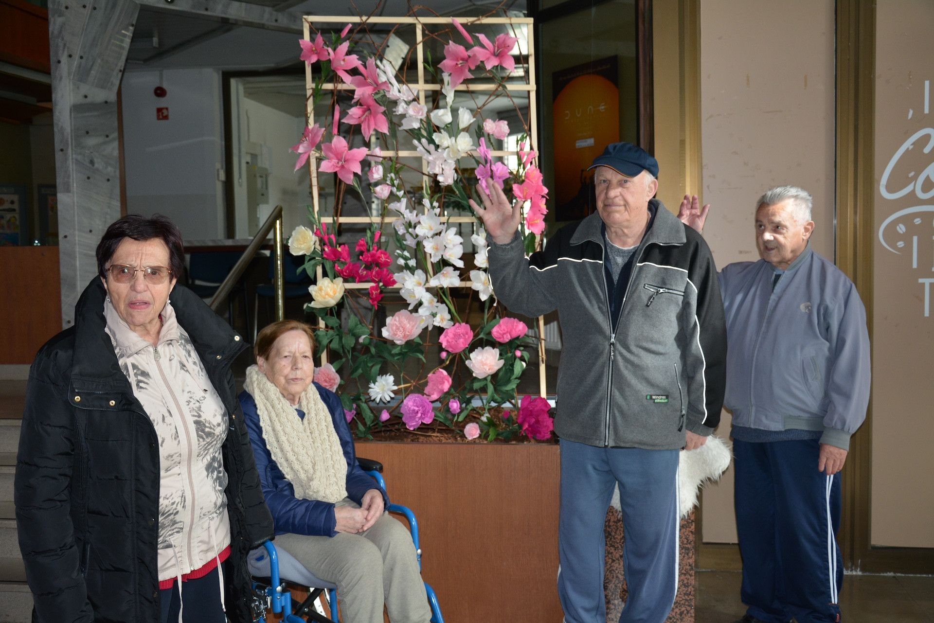 Ogled likovne razstave „Slišim, vidim, ustvarjam“