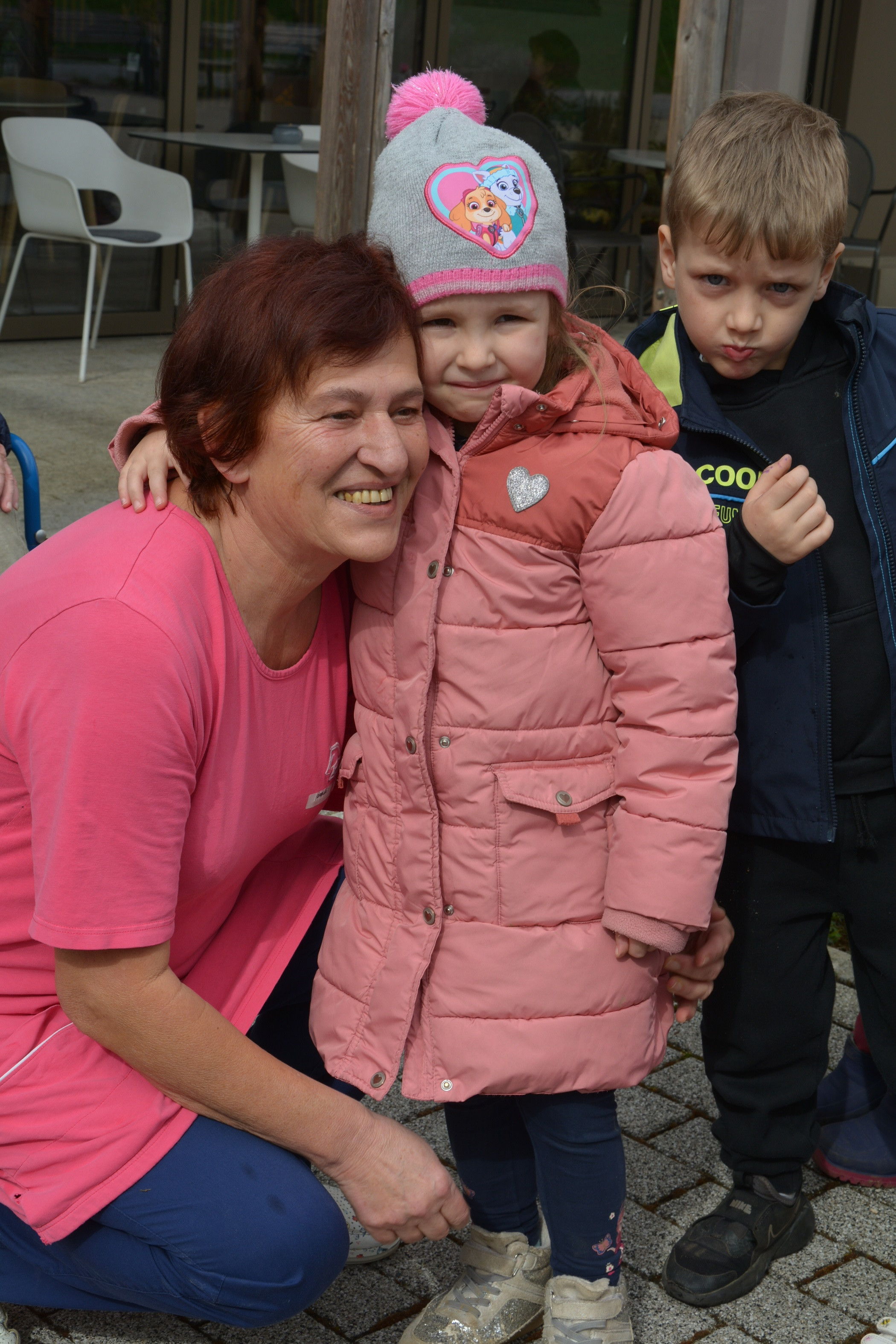 Ogled likovne razstave „Slišim, vidim, ustvarjam“