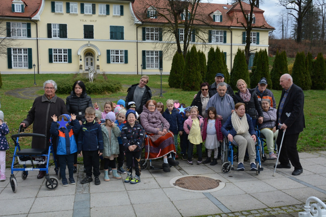 Ogled likovne razstave „Slišim, vidim, ustvarjam“