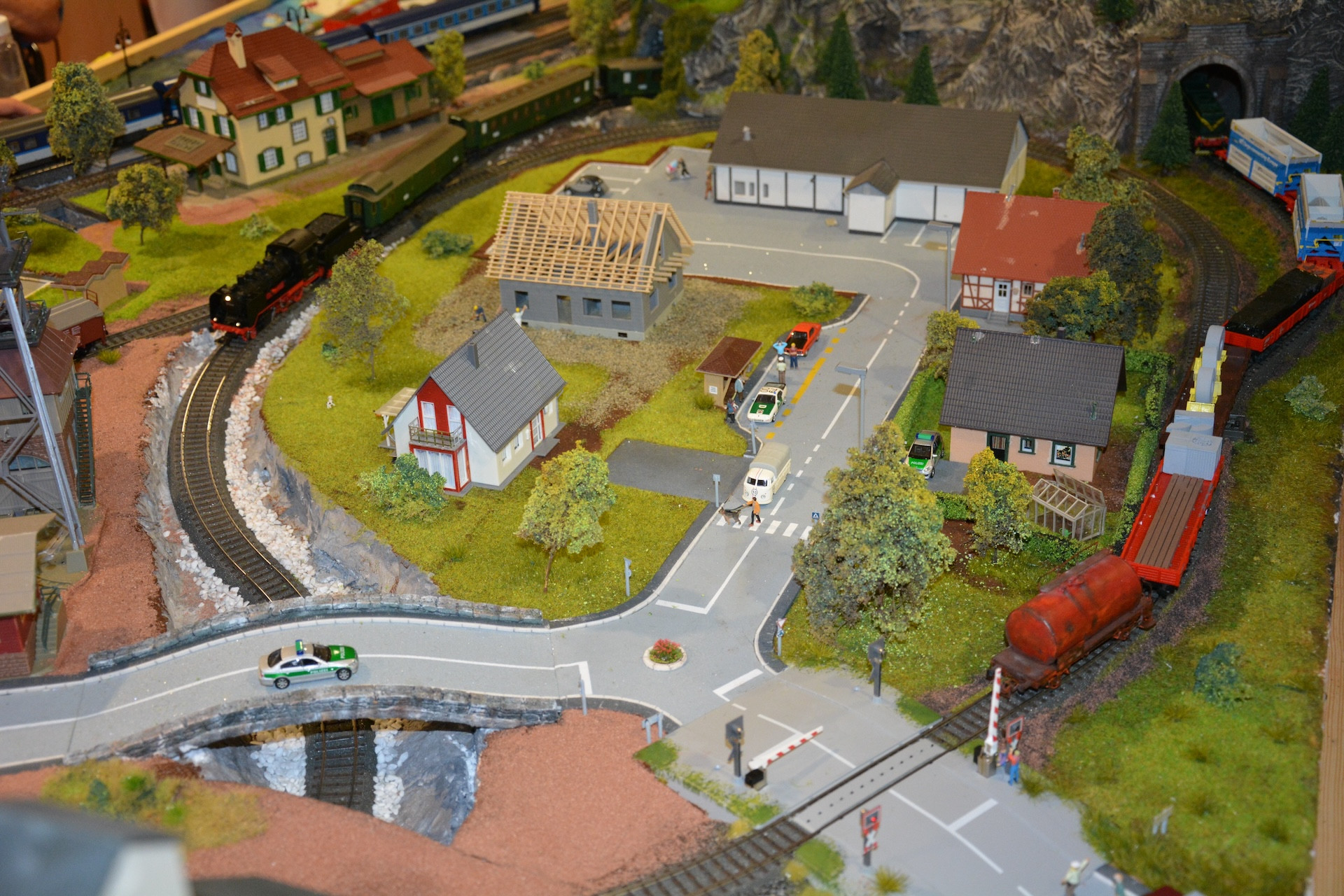 Ogledali smo si razstavo: Val Vavpotič Lorber - makete modelskih železnic