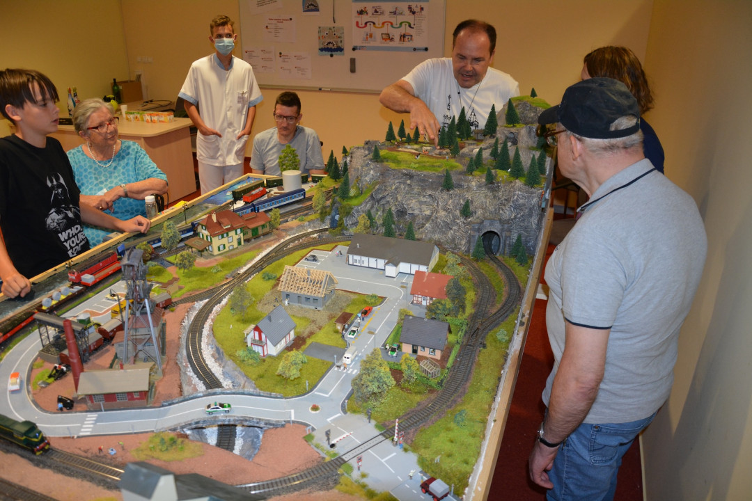 Ogledali smo si razstavo: Val Vavpotič Lorber -  makete modelskih železnic