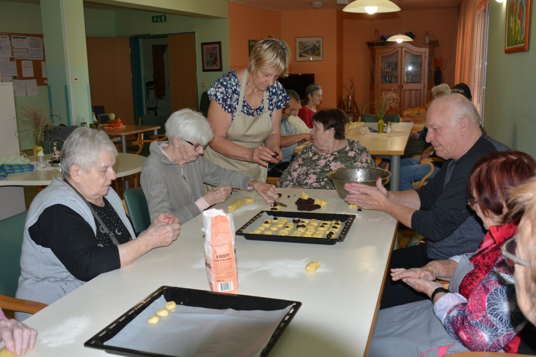 Peka keksov in obisk otrok