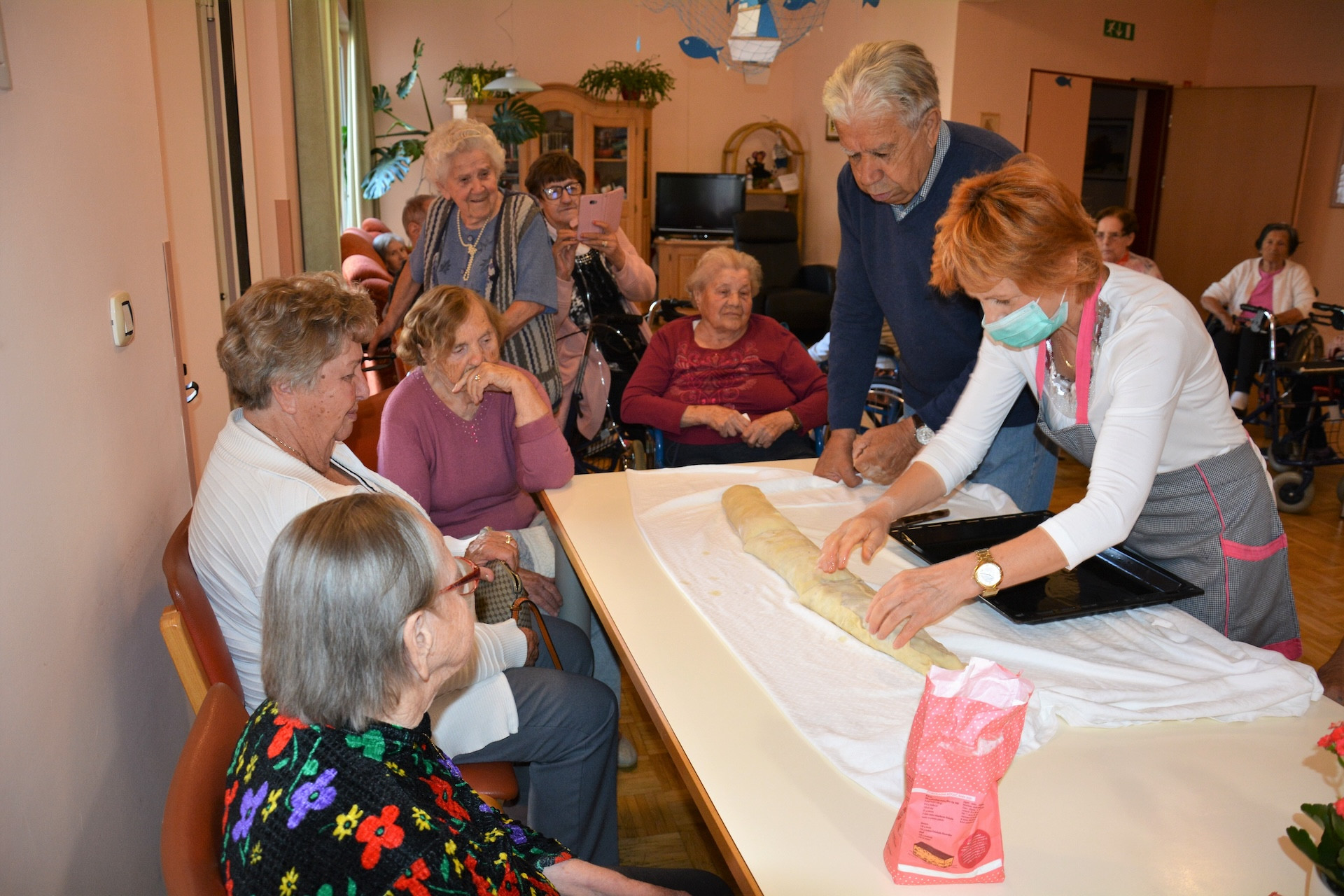 Peka štrudla z direktorico