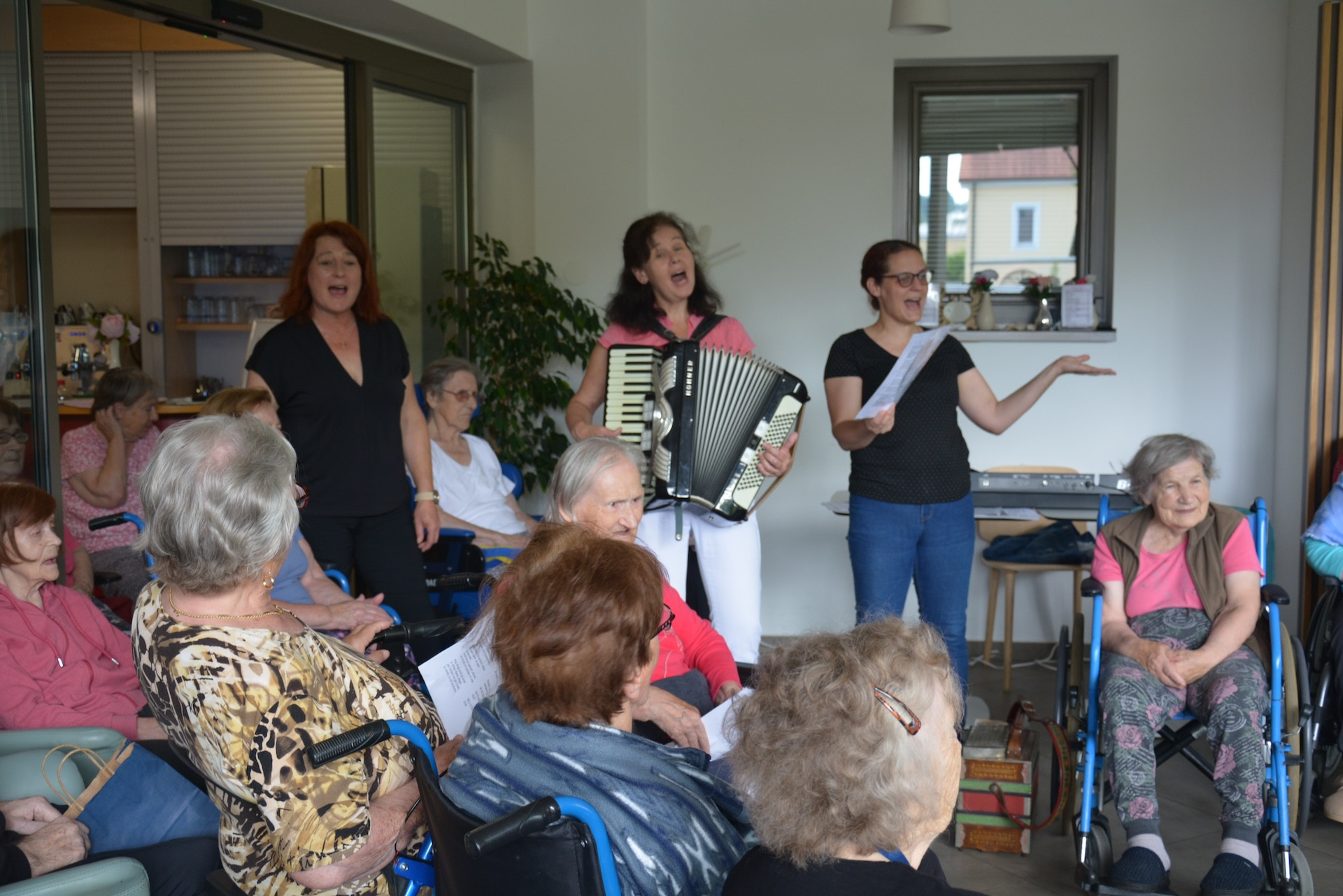 Pevsko srečanje otrok in stanovalcev