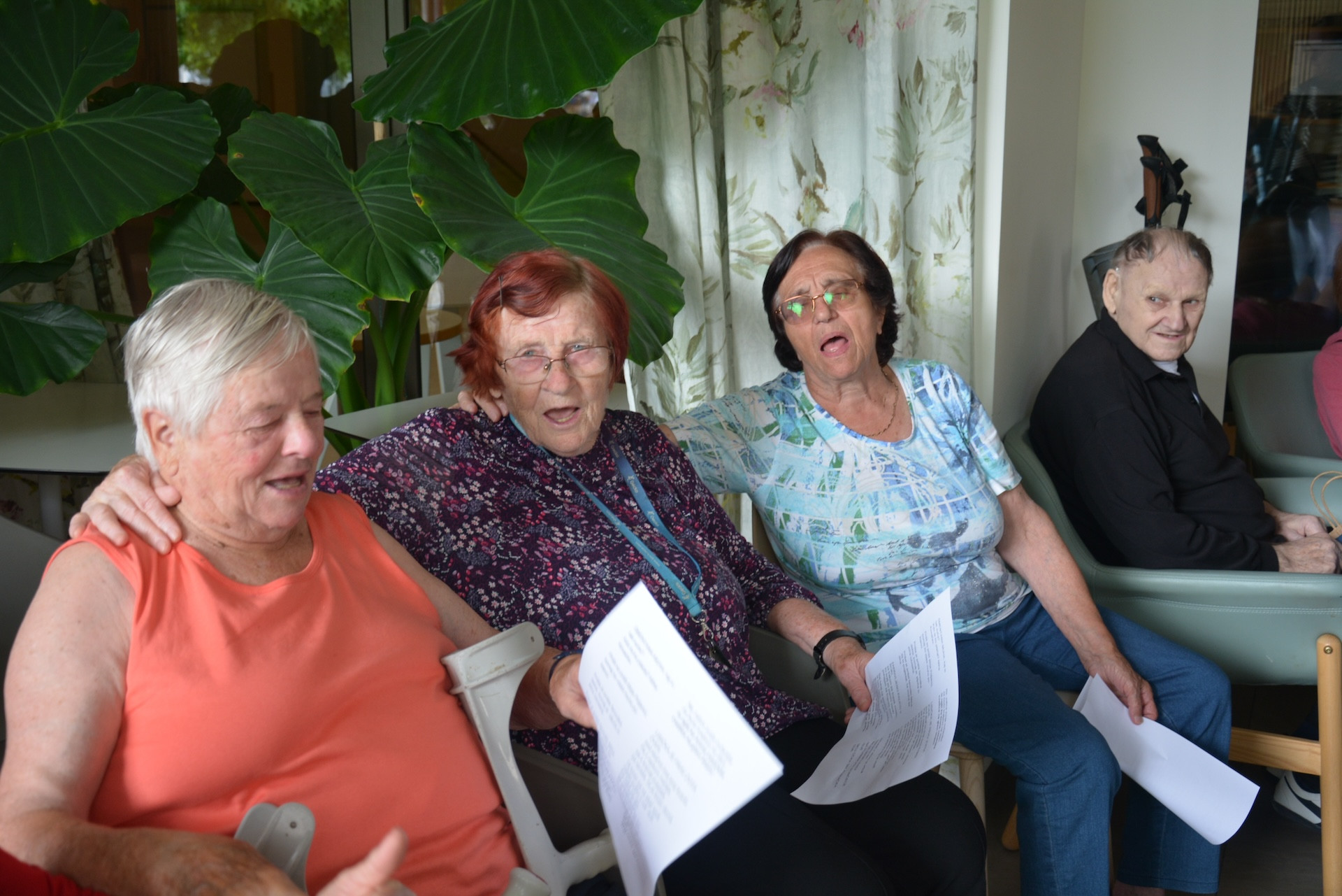 Pevsko srečanje otrok in stanovalcev