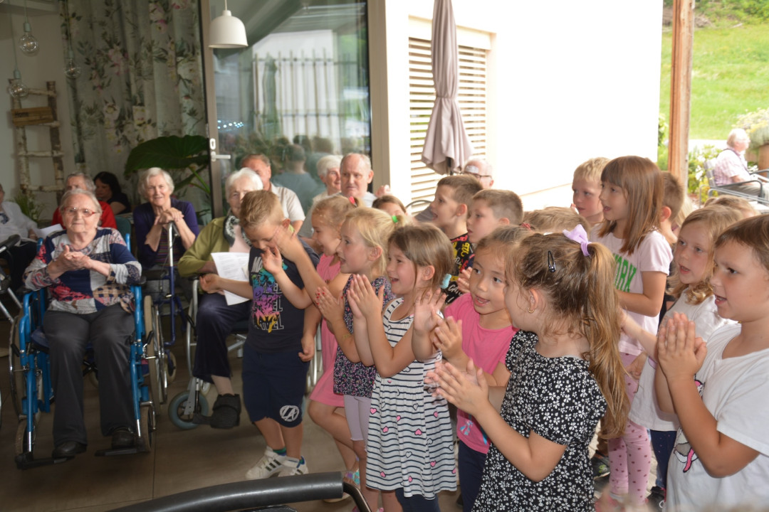 Pevsko srečanje otrok in stanovalcev