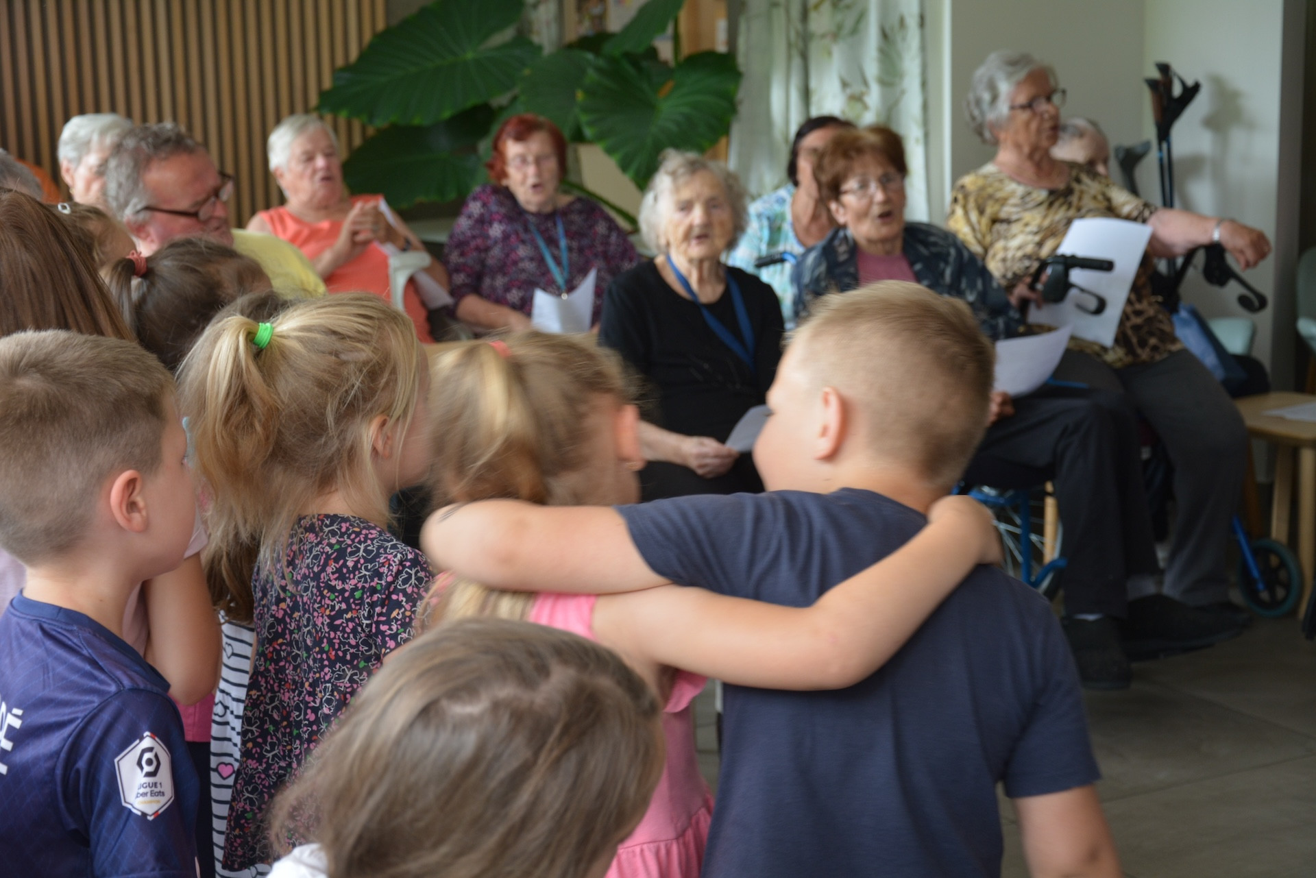 Pevsko srečanje otrok in stanovalcev