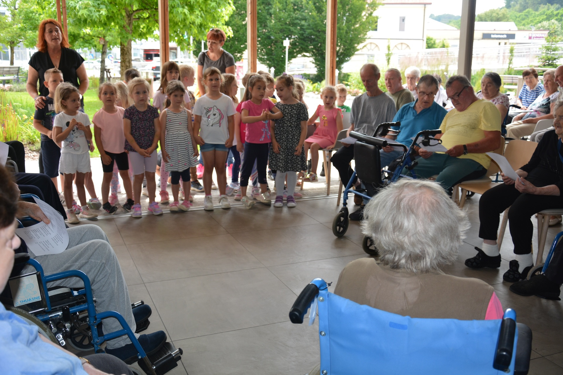 Pevsko srečanje otrok in stanovalcev