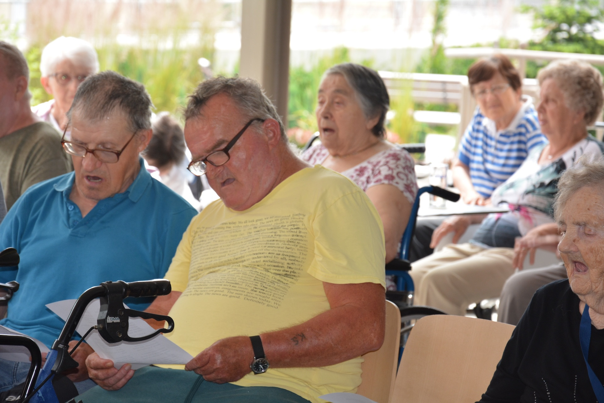 Pevsko srečanje otrok in stanovalcev