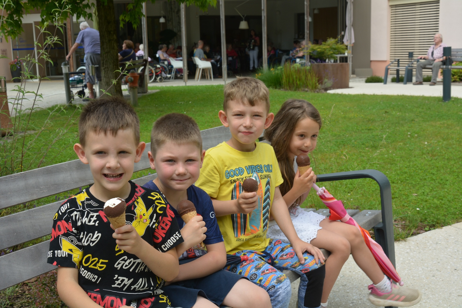 Pevsko srečanje otrok in stanovalcev