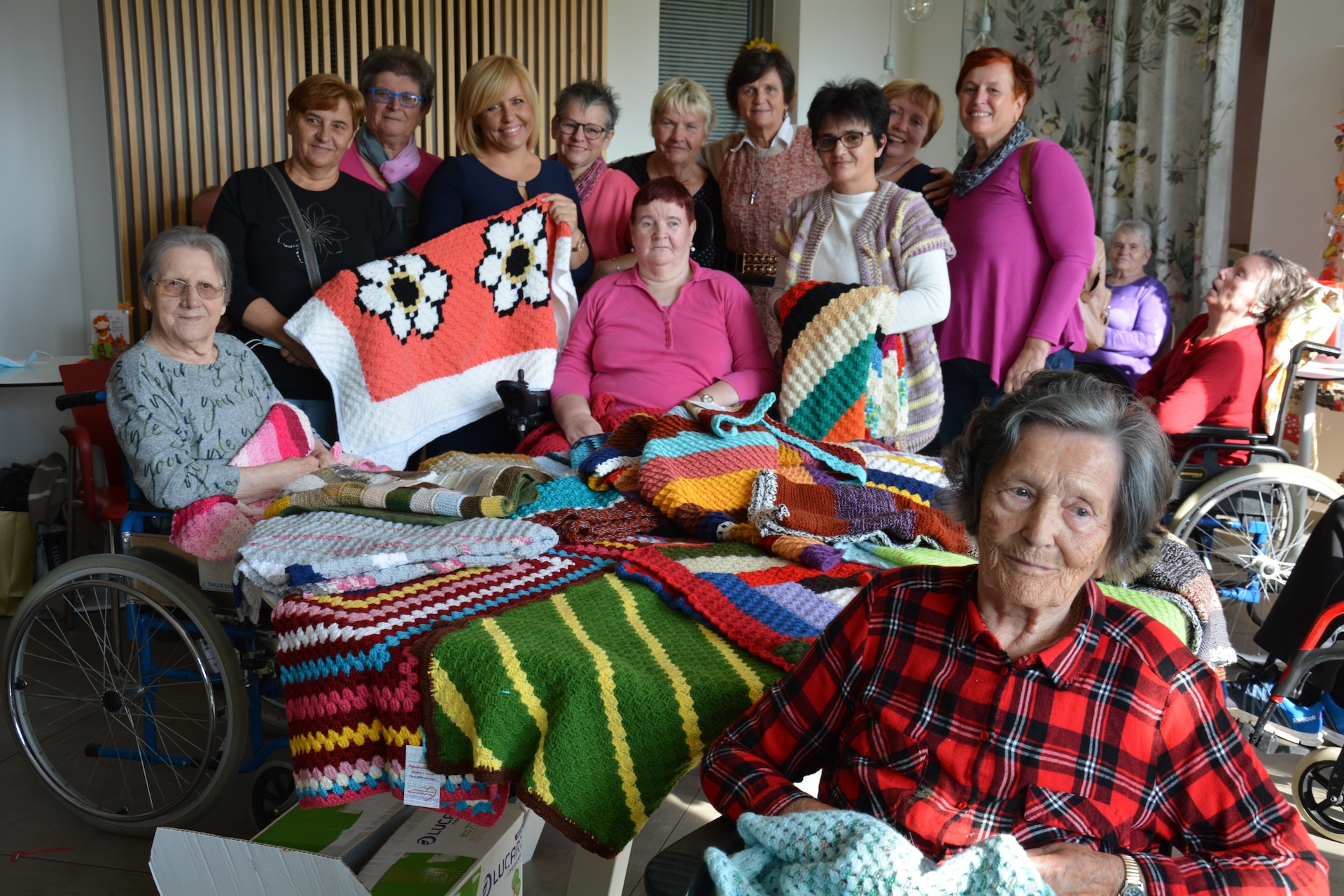 Pletene dekice za sprehode stanovalcev na invalidskih vozičkih