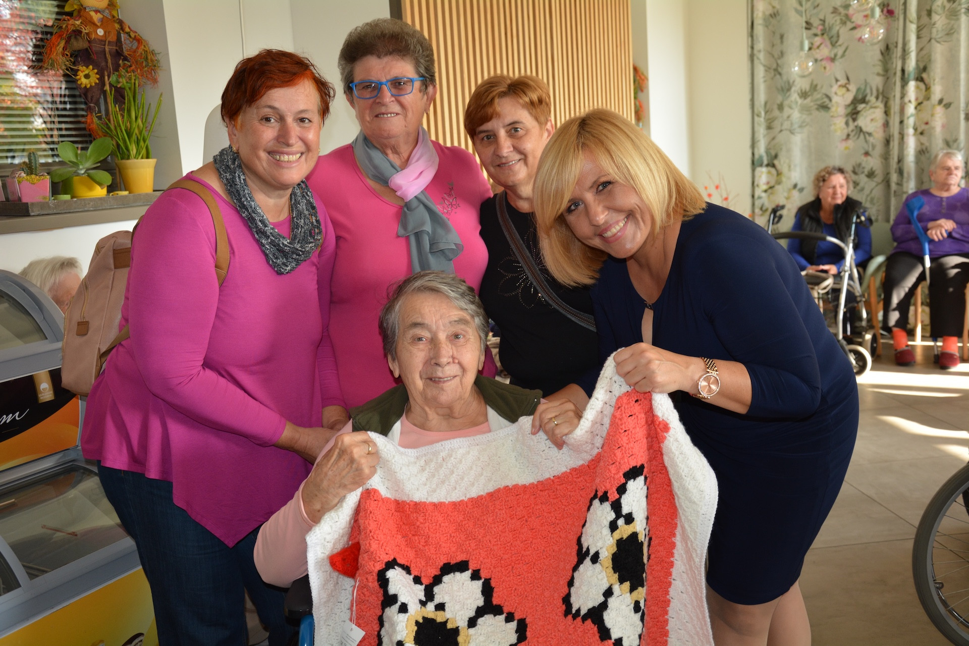 Pletene dekice za sprehode stanovalcev na invalidskih vozičkih