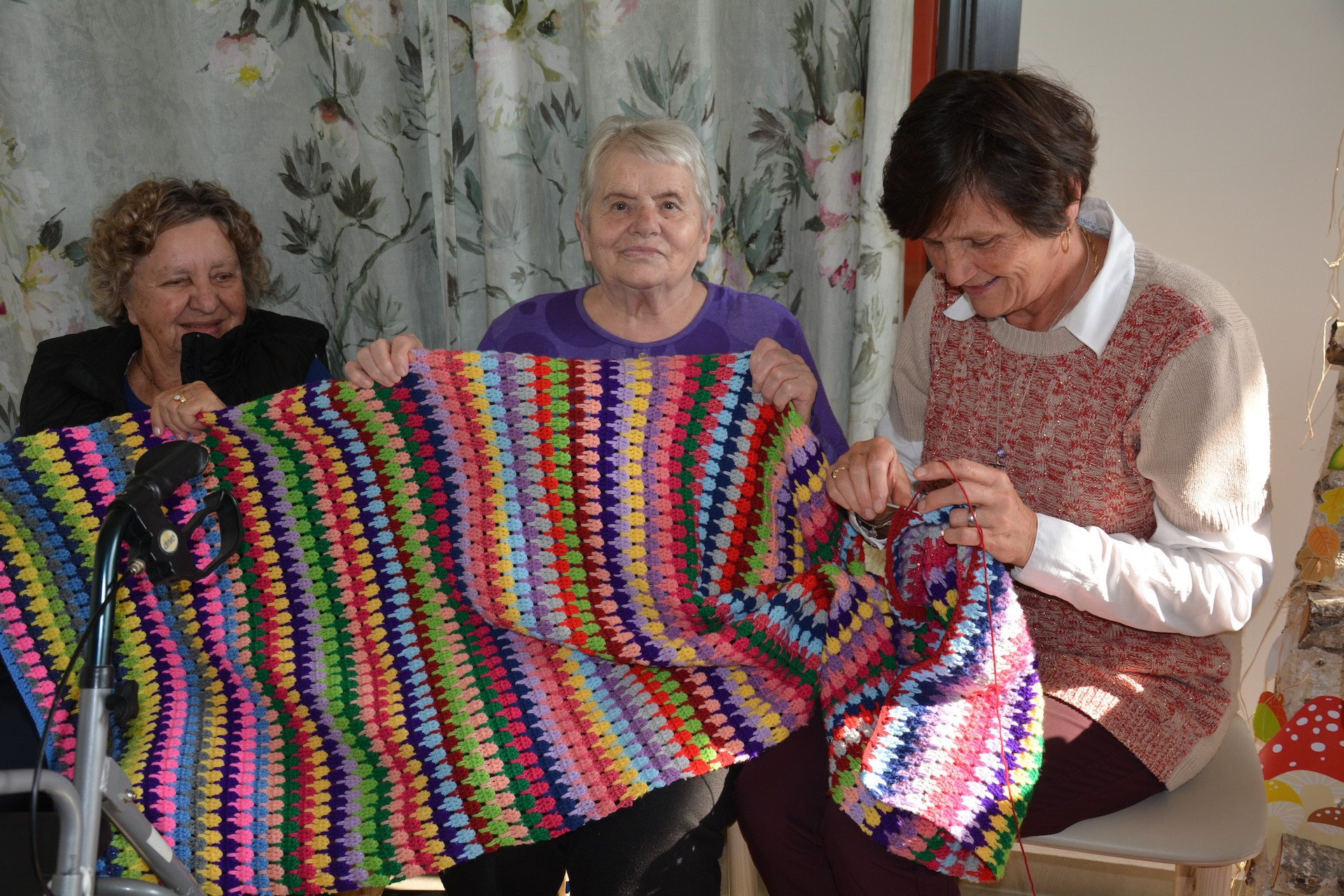 Pletene dekice za sprehode stanovalcev na invalidskih vozičkih