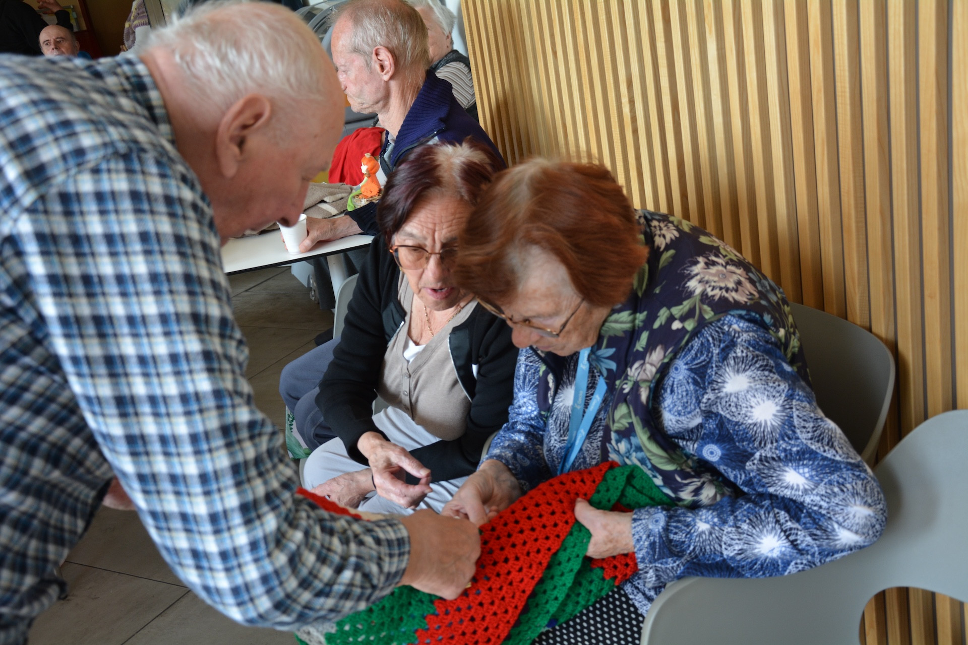 Pletene dekice za sprehode stanovalcev na invalidskih vozičkih