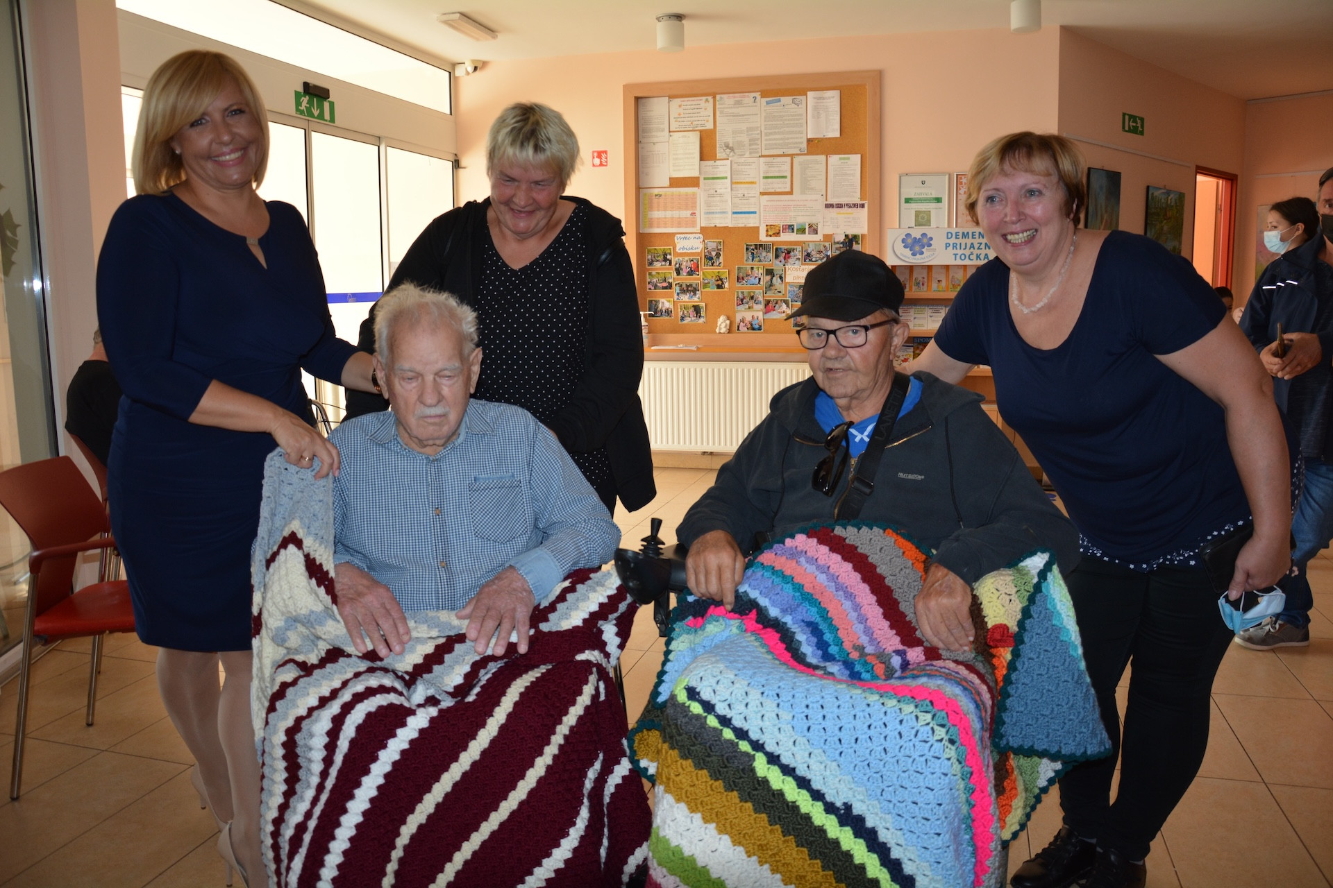 Pletene dekice za sprehode stanovalcev na invalidskih vozičkih