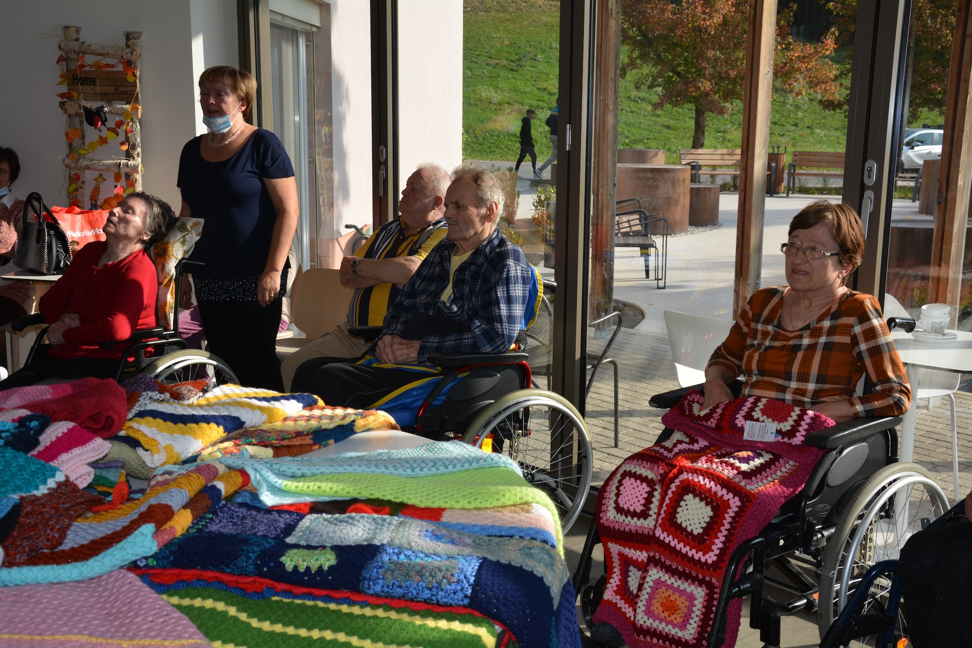 Pletene dekice za sprehode stanovalcev na invalidskih vozičkih