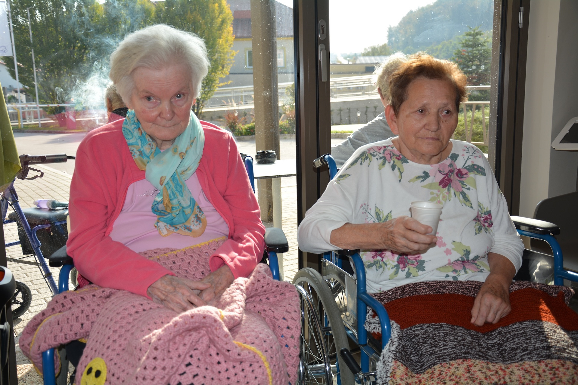 Pletene dekice za sprehode stanovalcev na invalidskih vozičkih