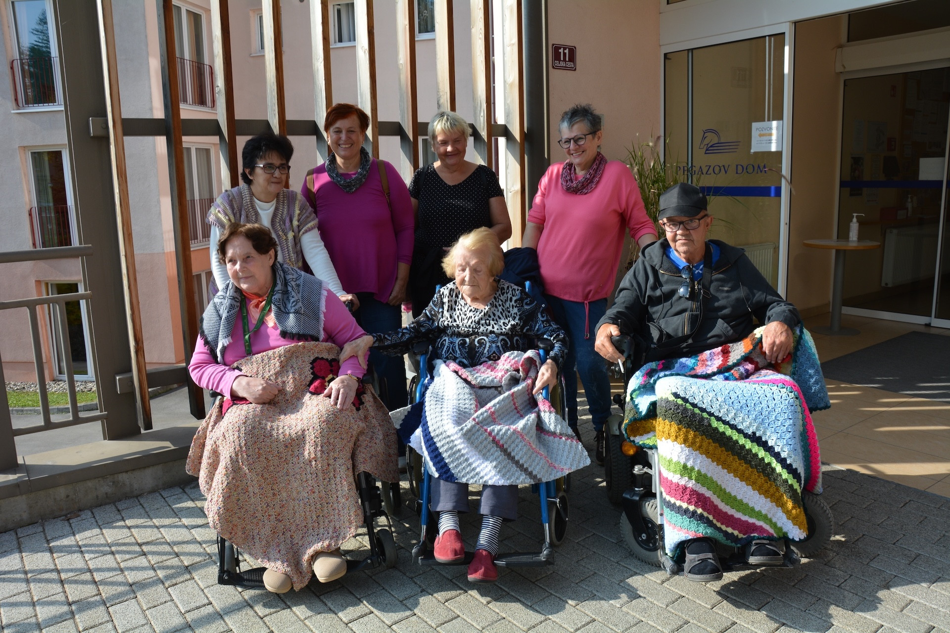 Pletene dekice za sprehode stanovalcev na invalidskih vozičkih