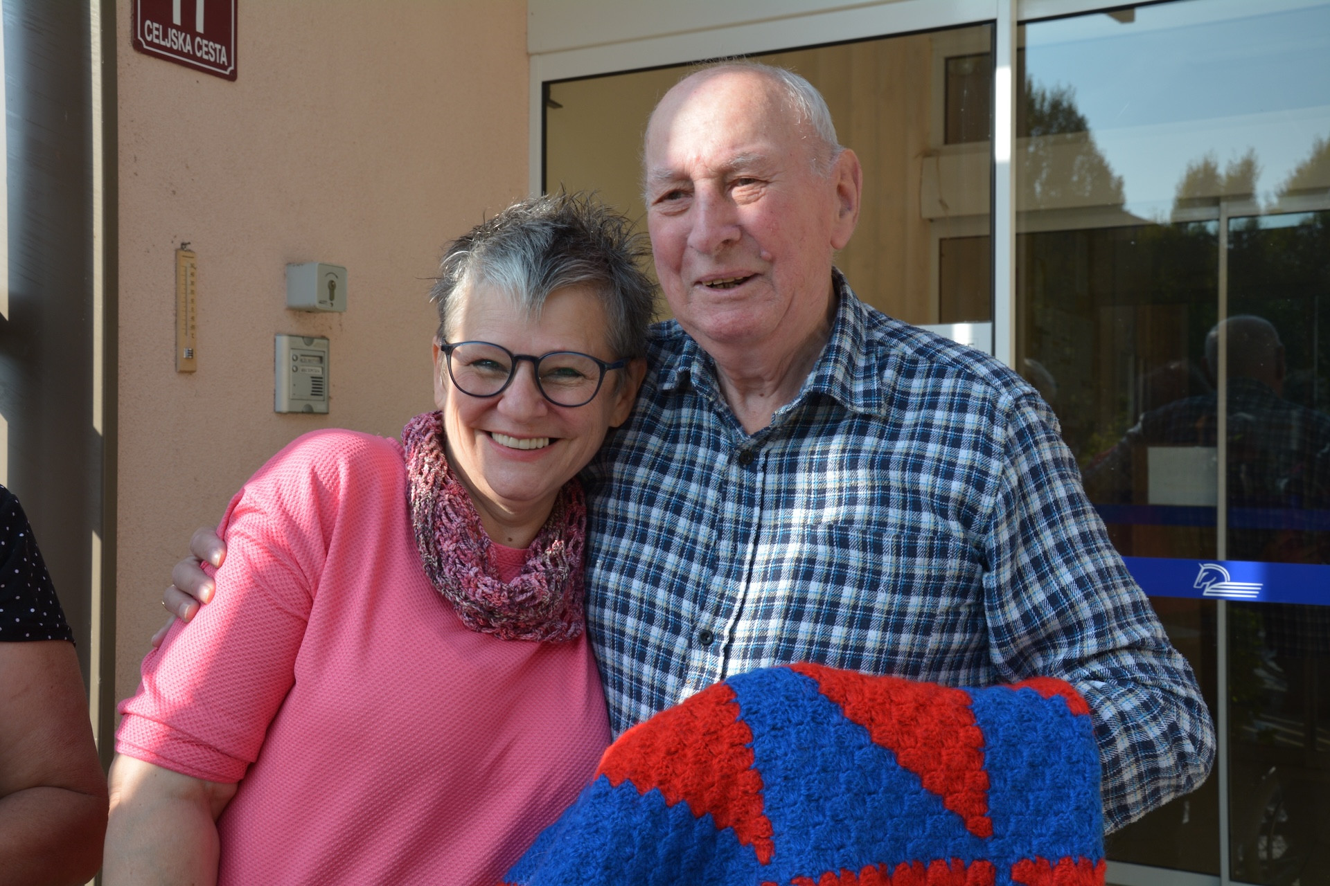 Pletene dekice za sprehode stanovalcev na invalidskih vozičkih