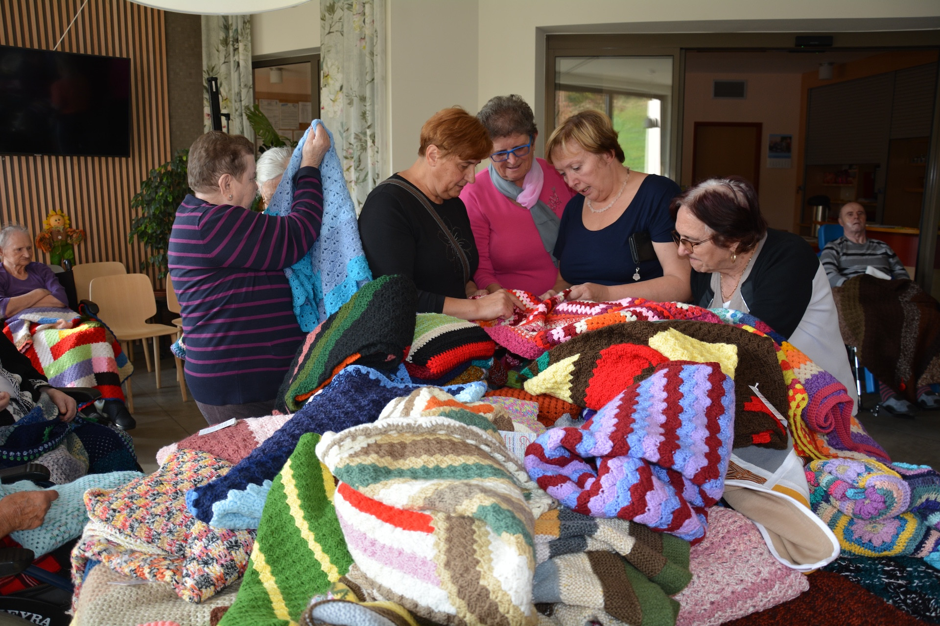 Pletene dekice za sprehode stanovalcev na invalidskih vozičkih