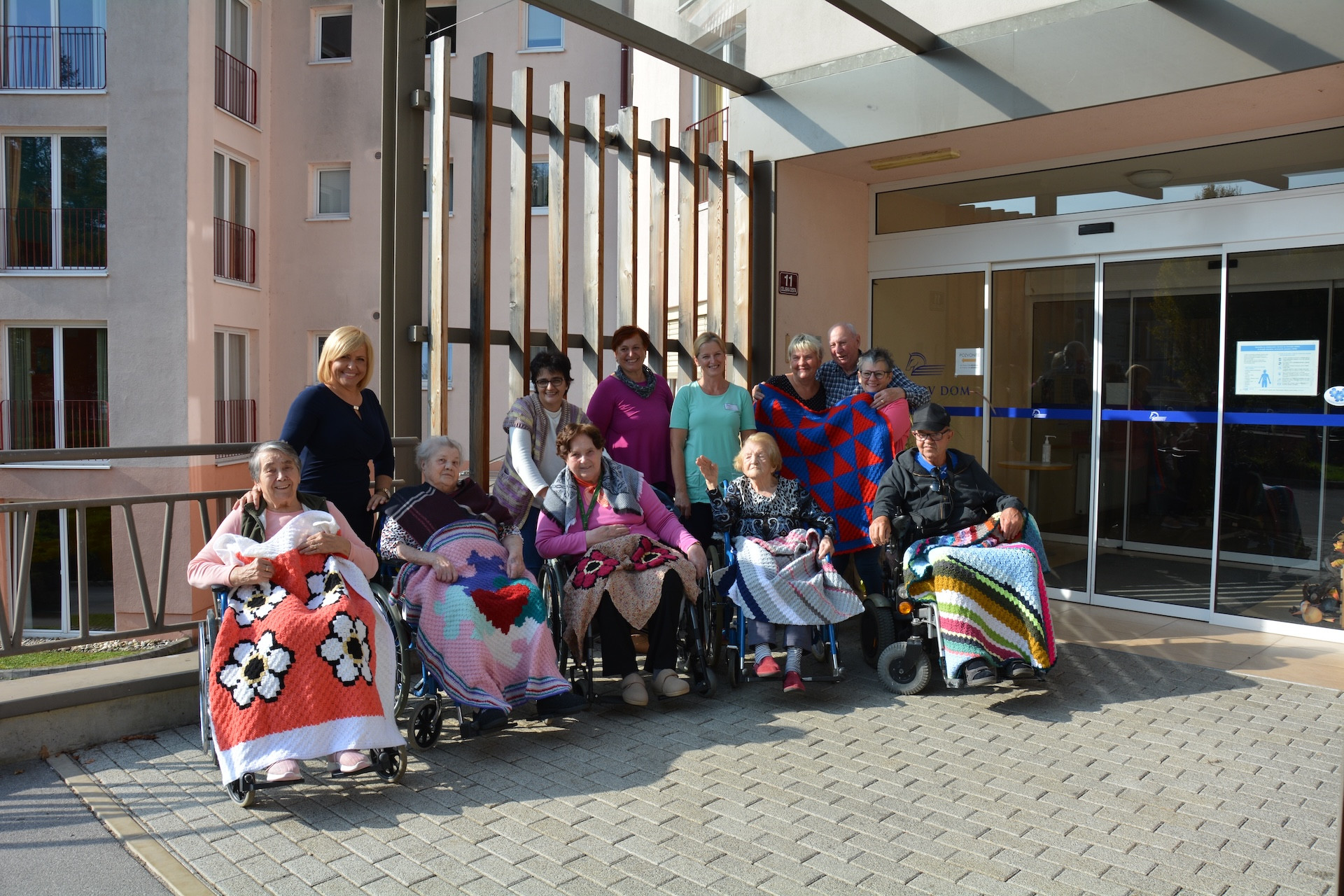 Pletene dekice za sprehode stanovalcev na invalidskih vozičkih