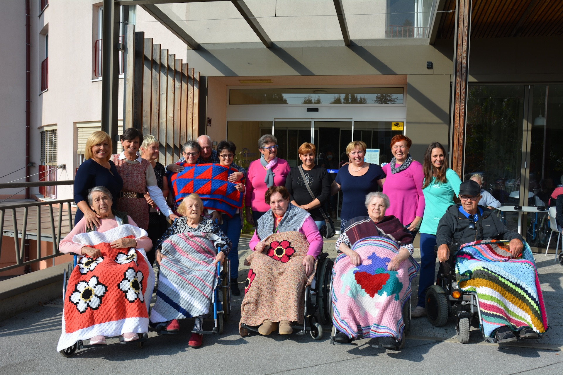 Pletene dekice za sprehode stanovalcev na invalidskih vozičkih