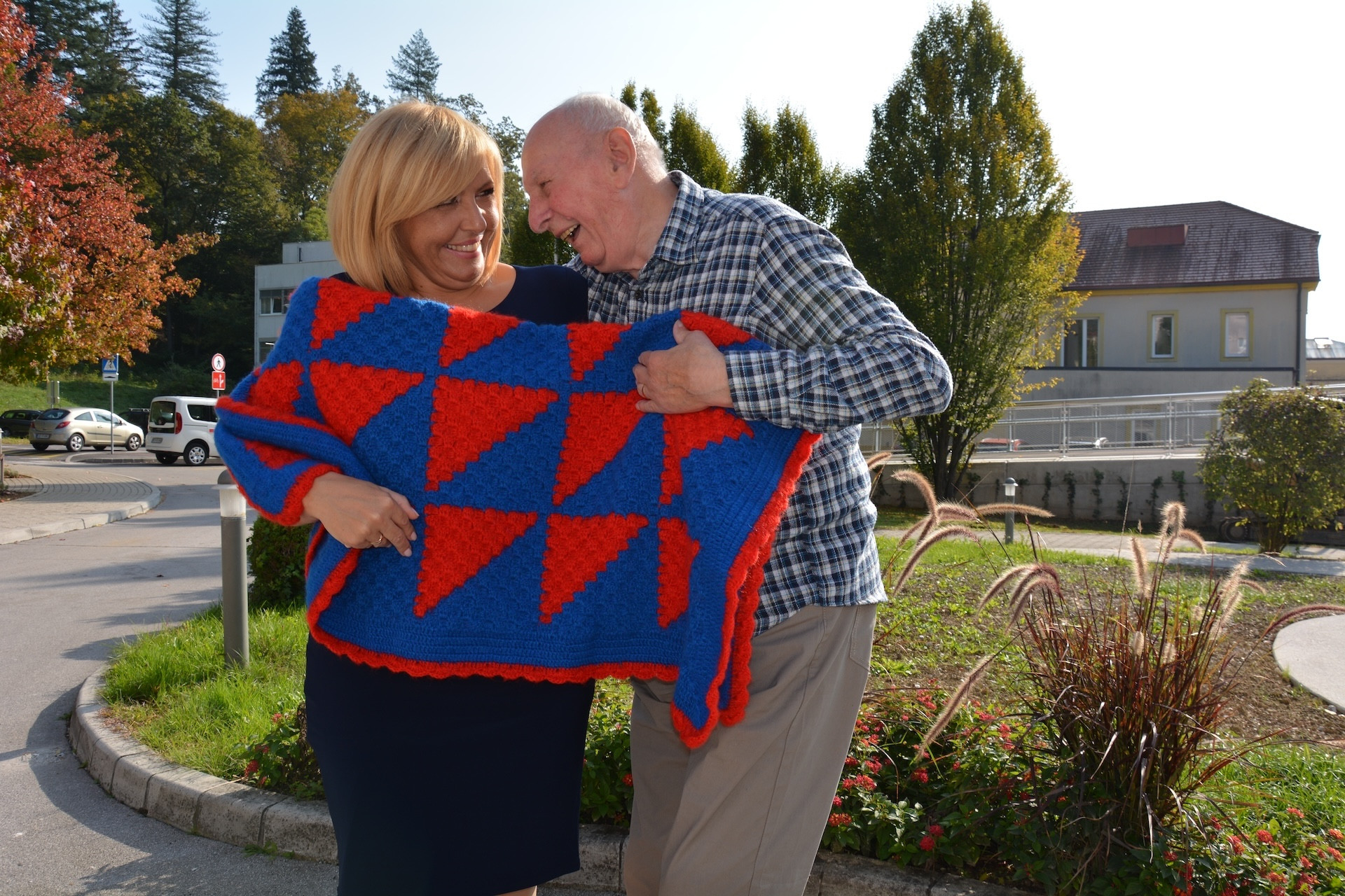 Pletene dekice za sprehode stanovalcev na invalidskih vozičkih